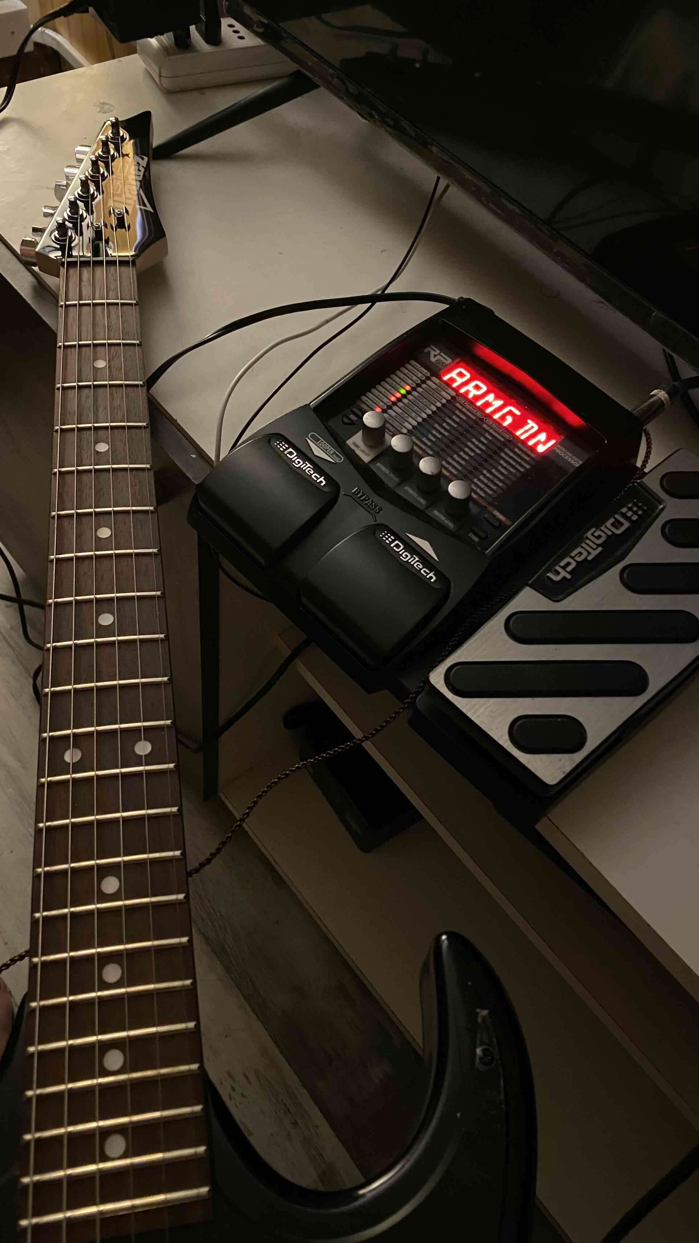 Guitarra eléctrica y pedalera Digitech 255