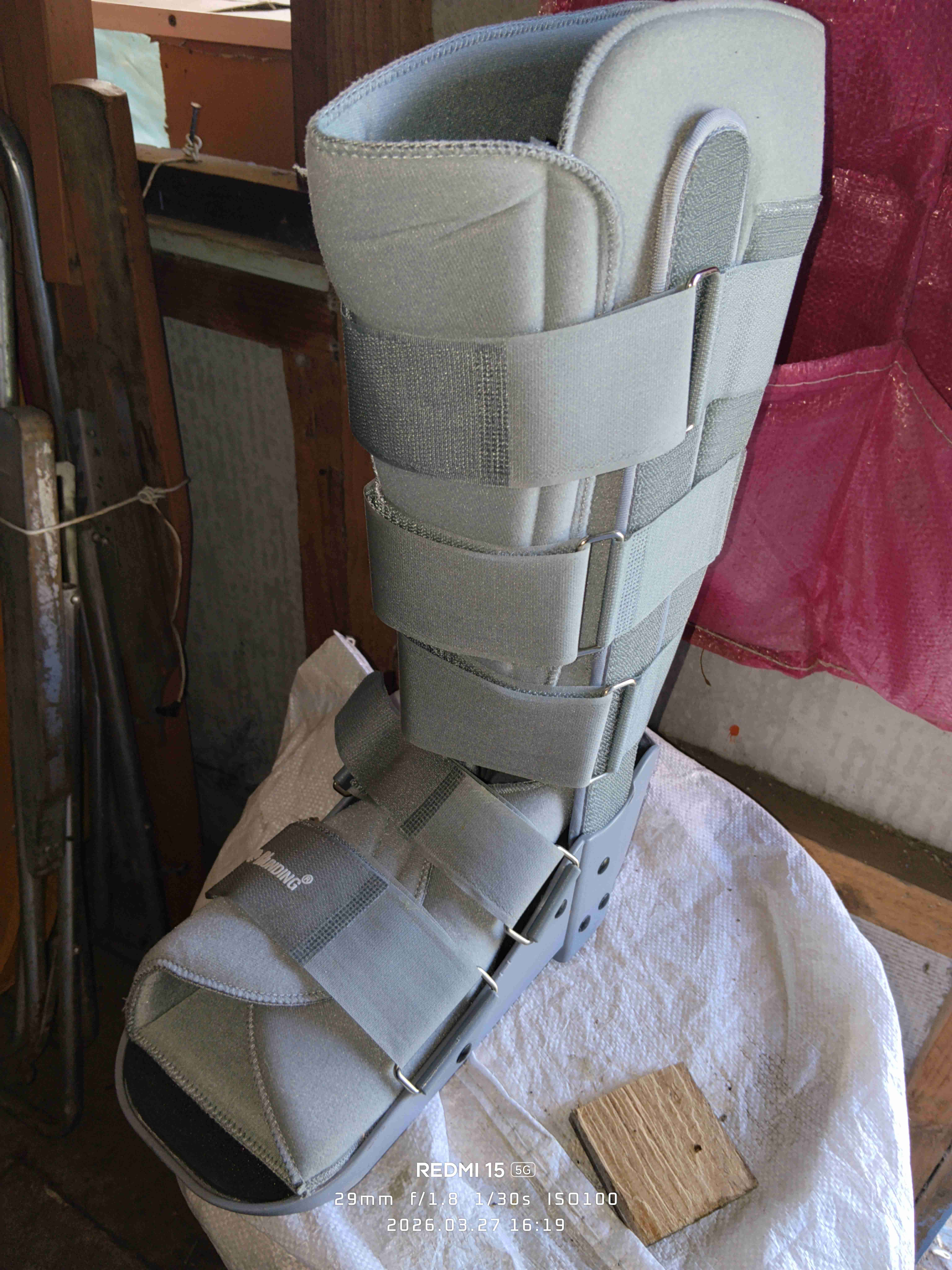 Bota ortopédica gris ajustable