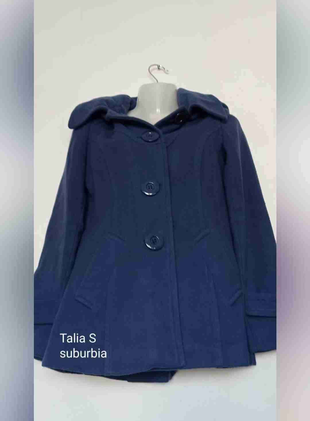 Abrigo azul con capucha