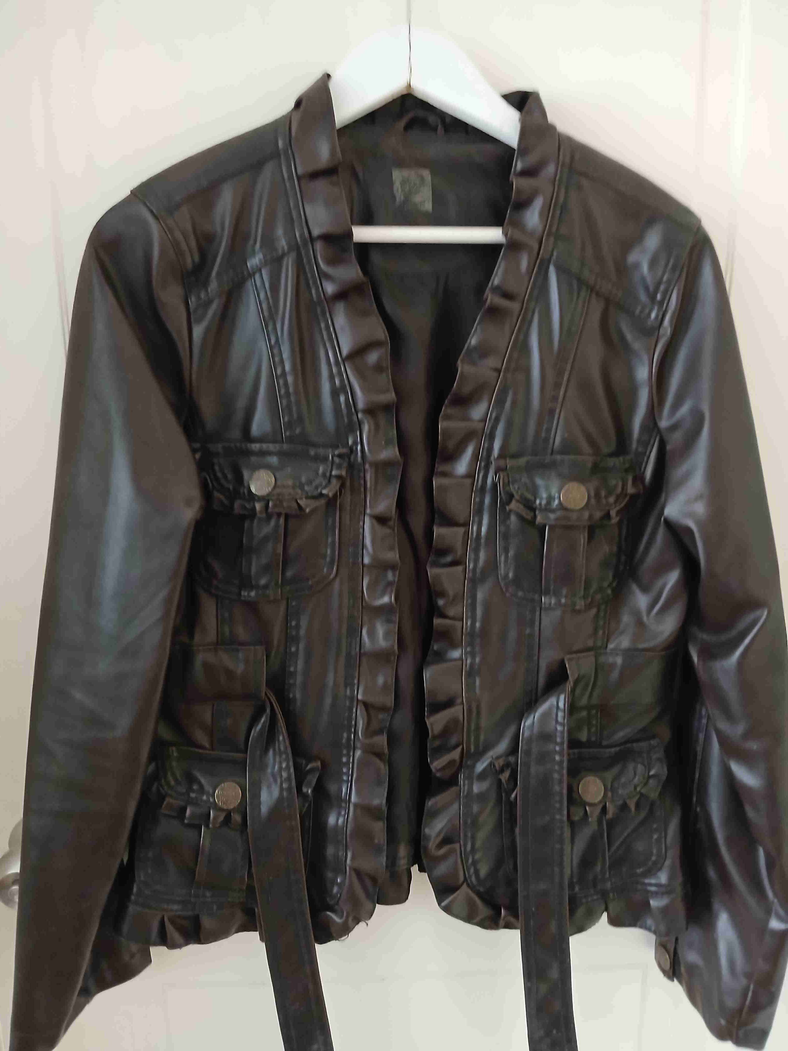 Chaqueta de Ecocuero café moro elegantemente