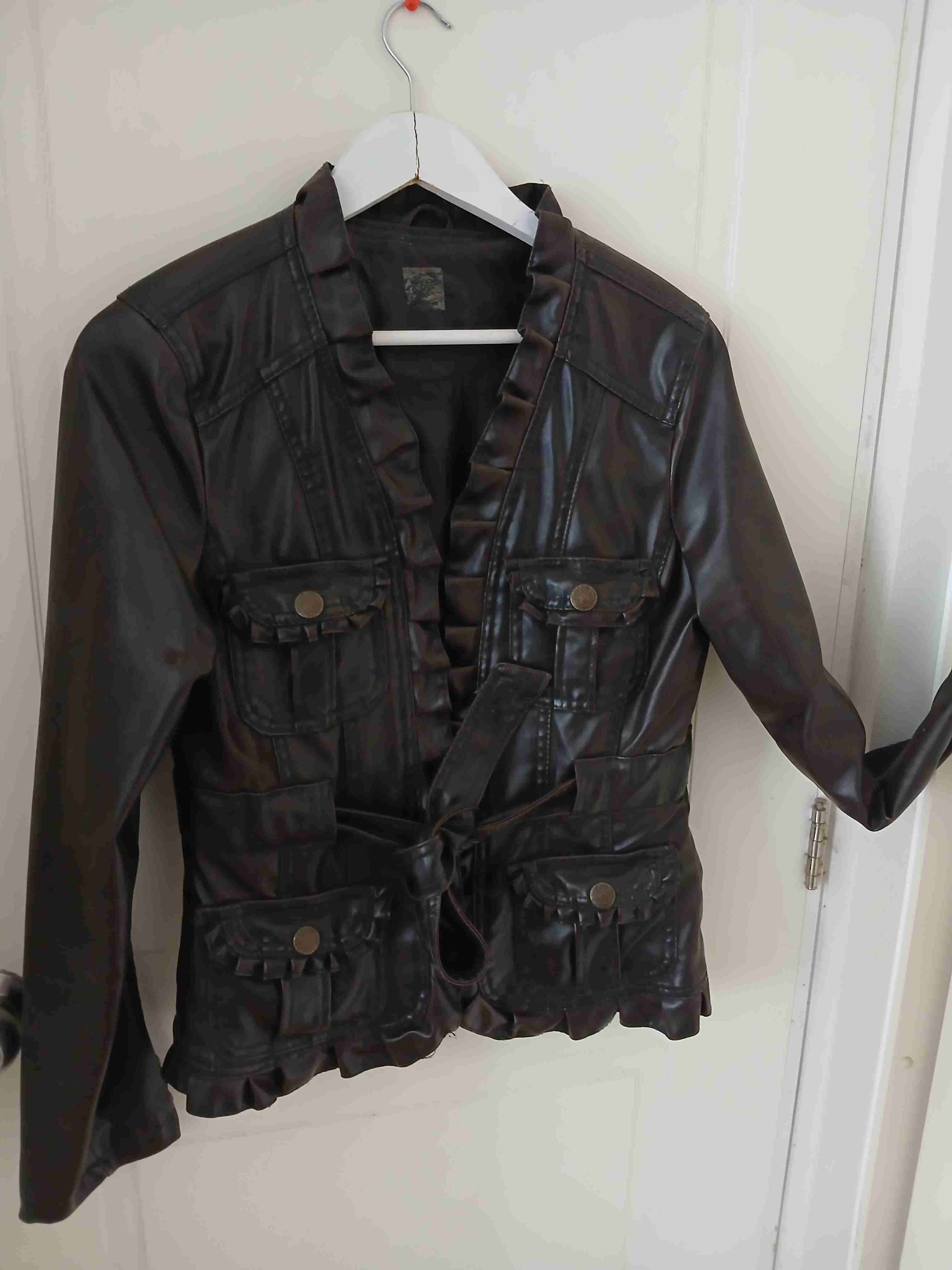 Chaqueta de Ecocuero café moro elegantemente - miniatura 2