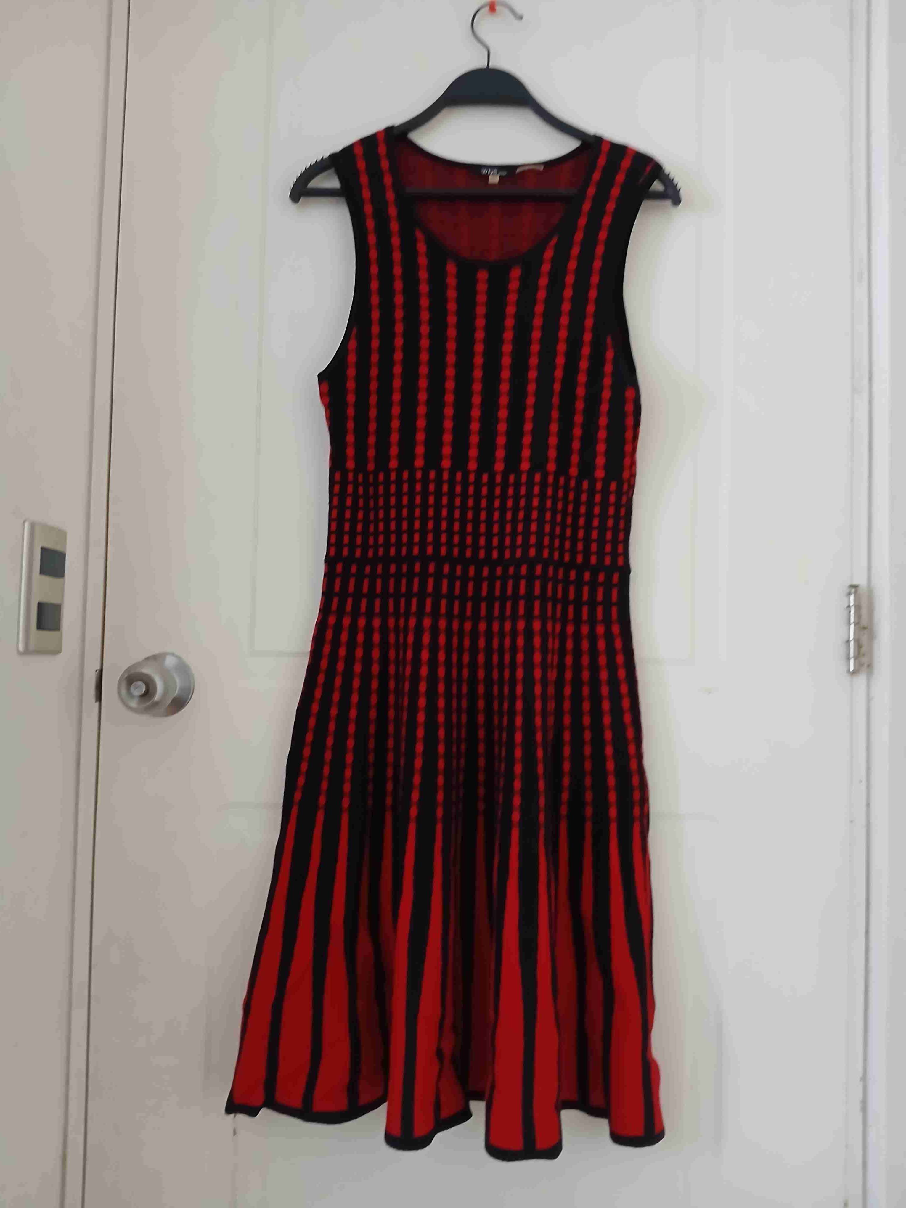 Wados. Vestido rojo y negro de lana sin mangas