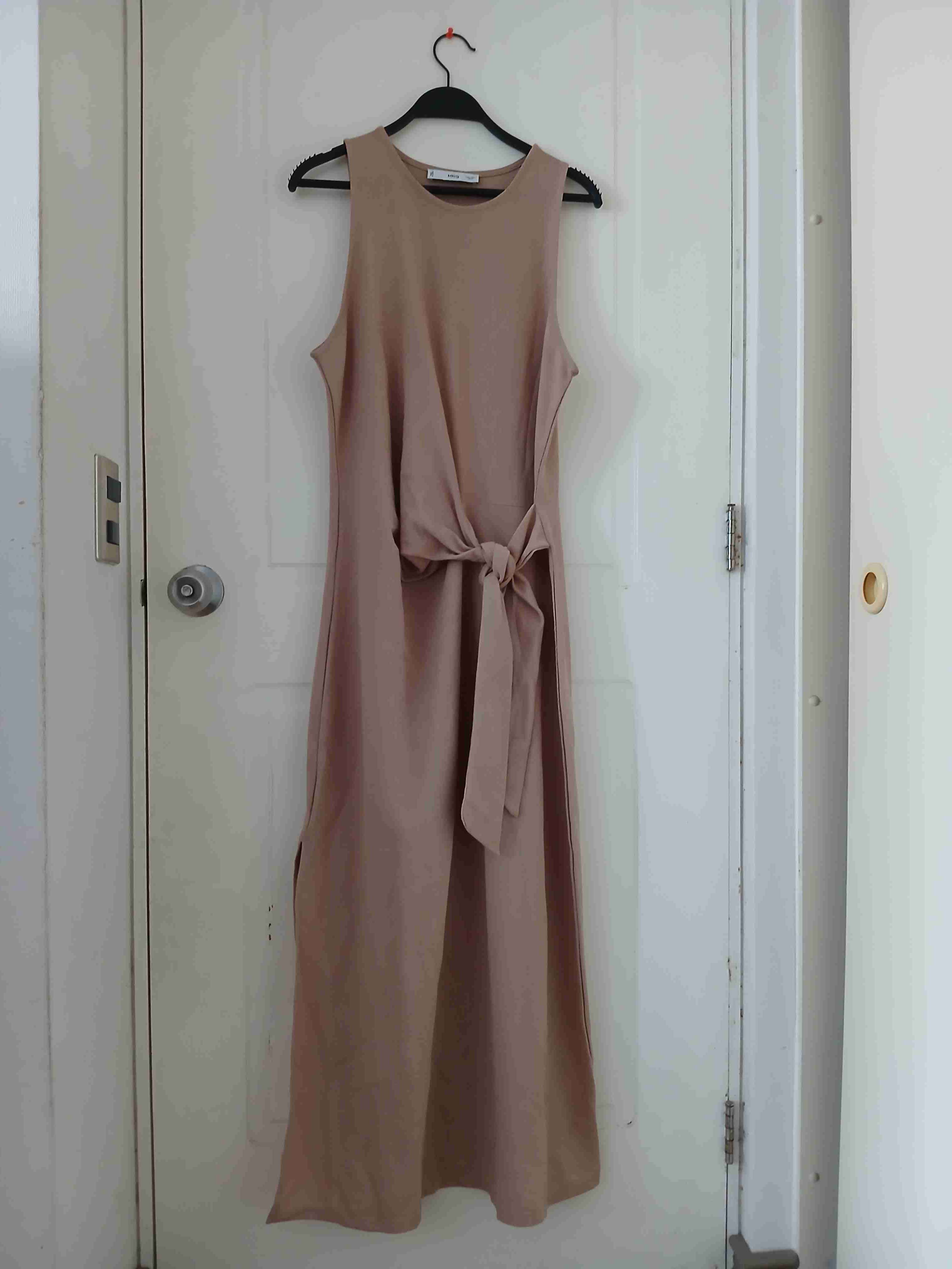 Mango. Vestido largo beige con lazo