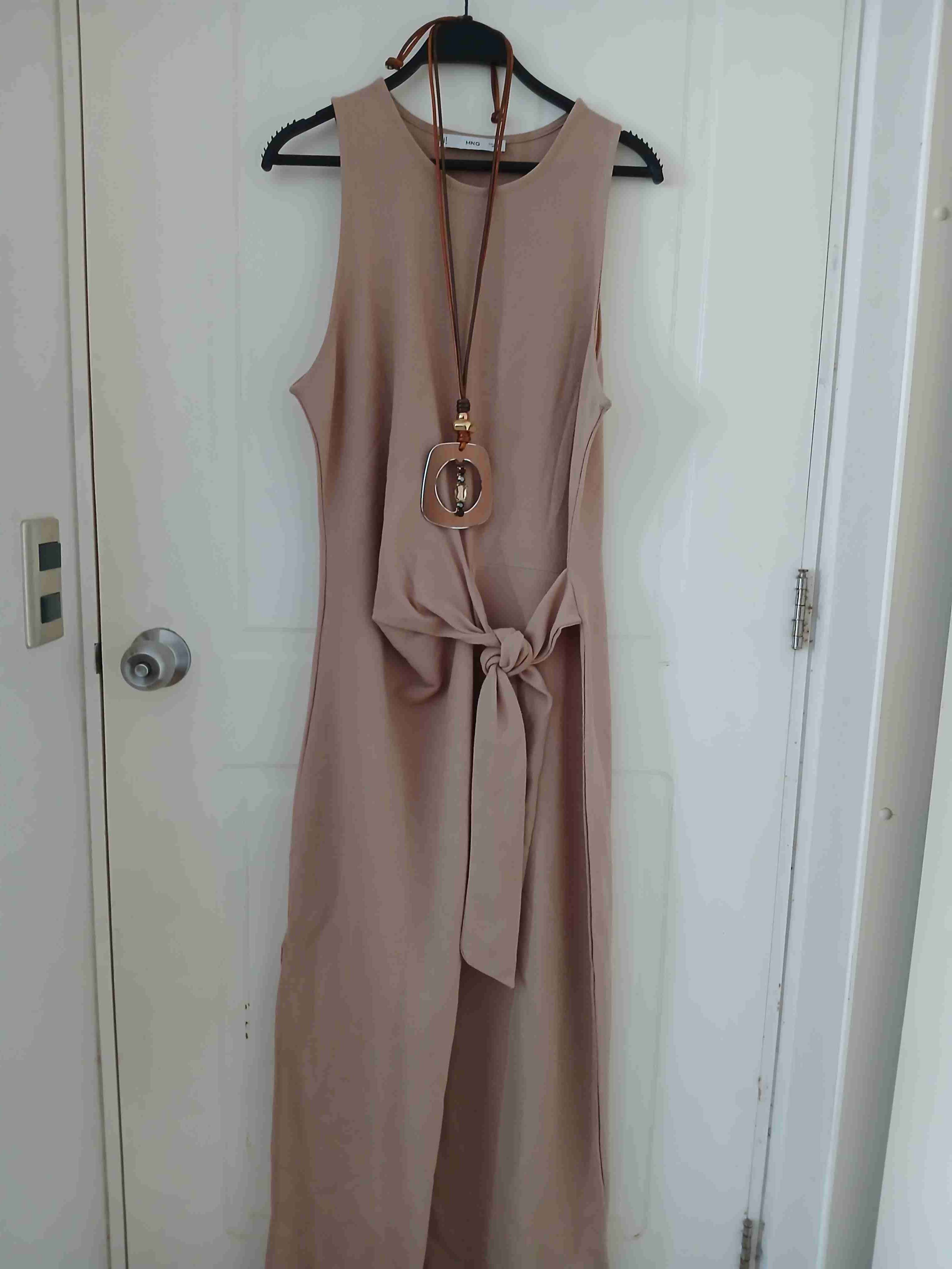 Mango. Vestido largo beige con lazo