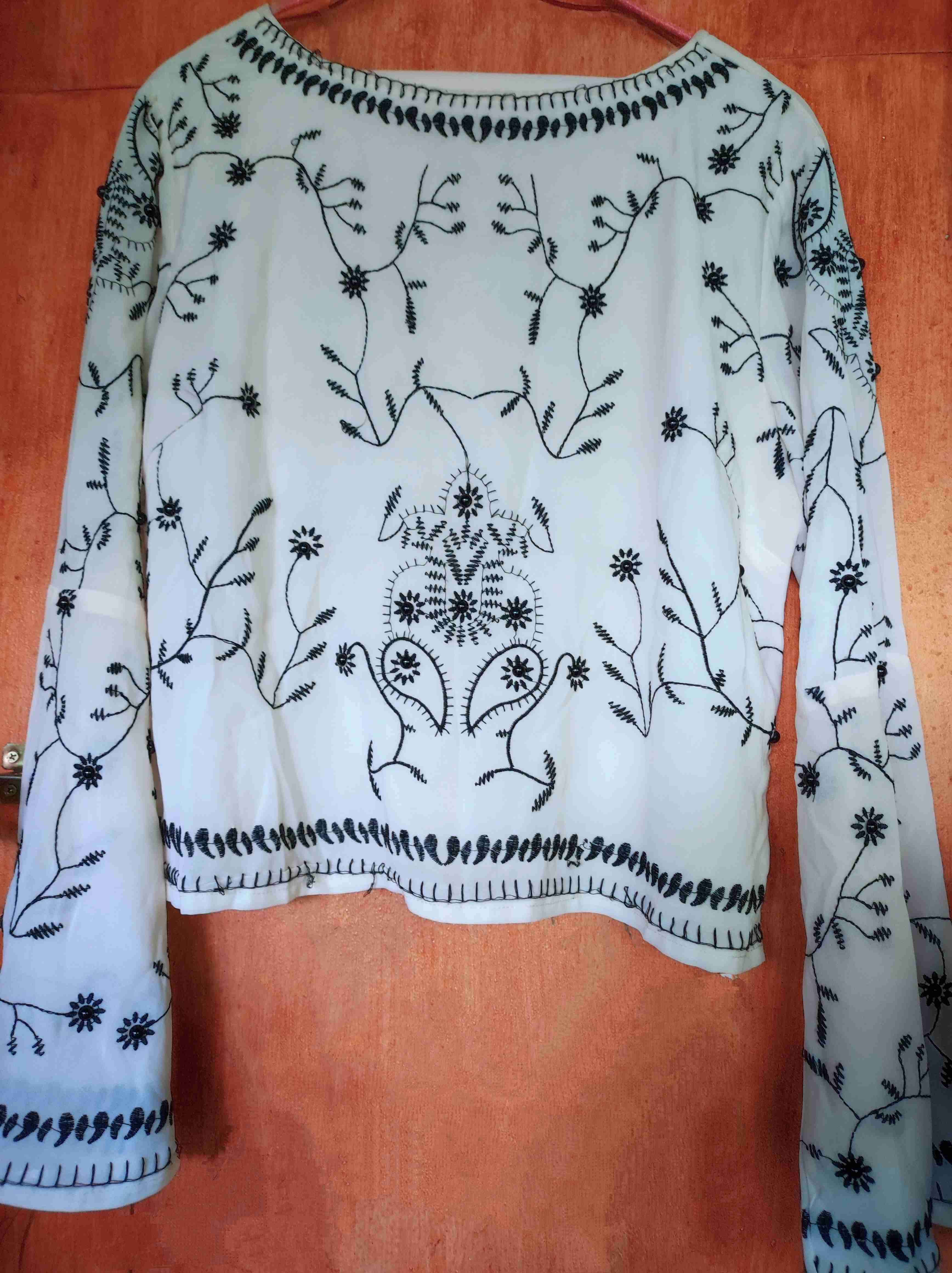 Blusa bordada blanca y negra