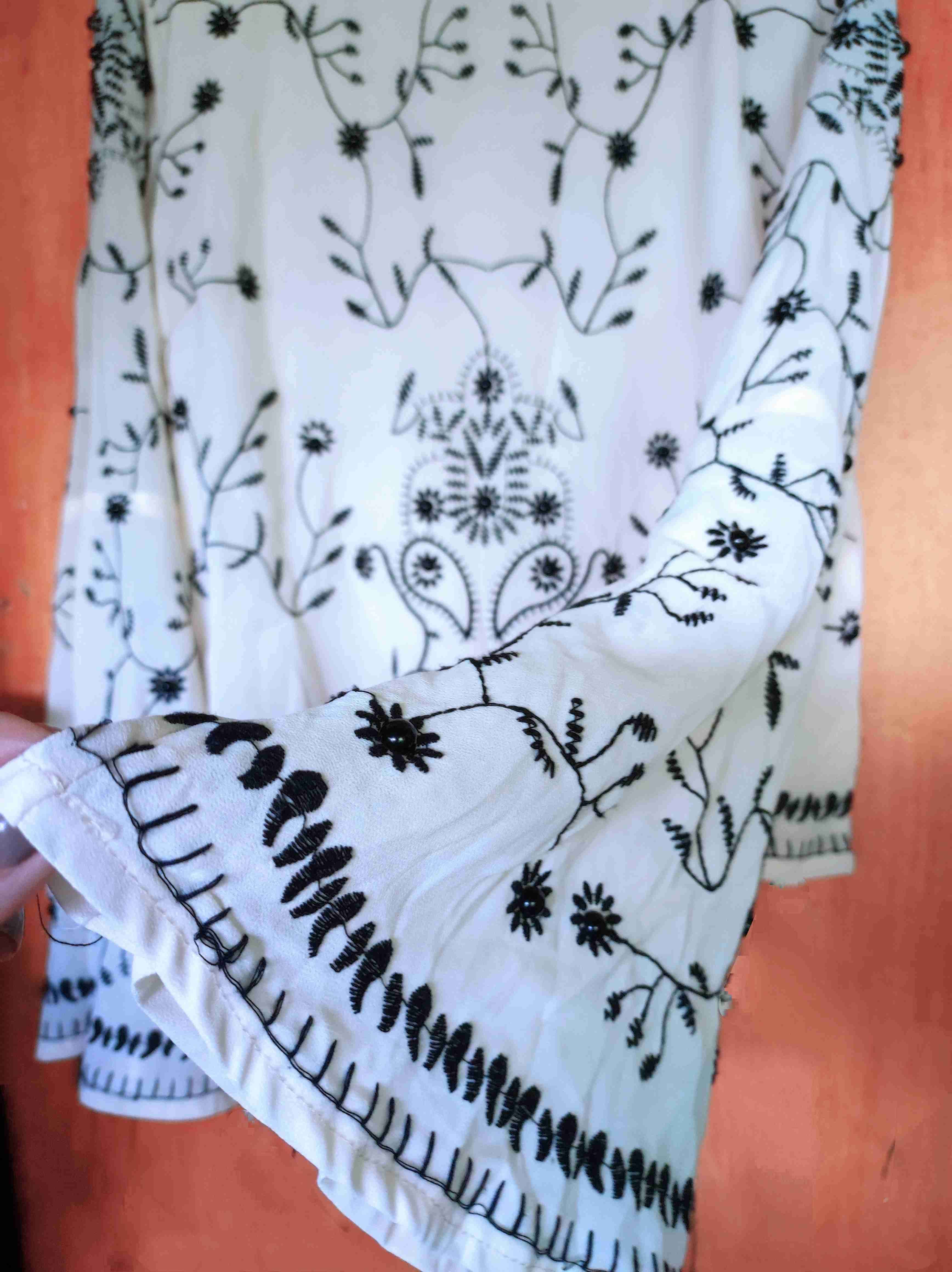 Blusa bordada blanca y negra - miniatura 2