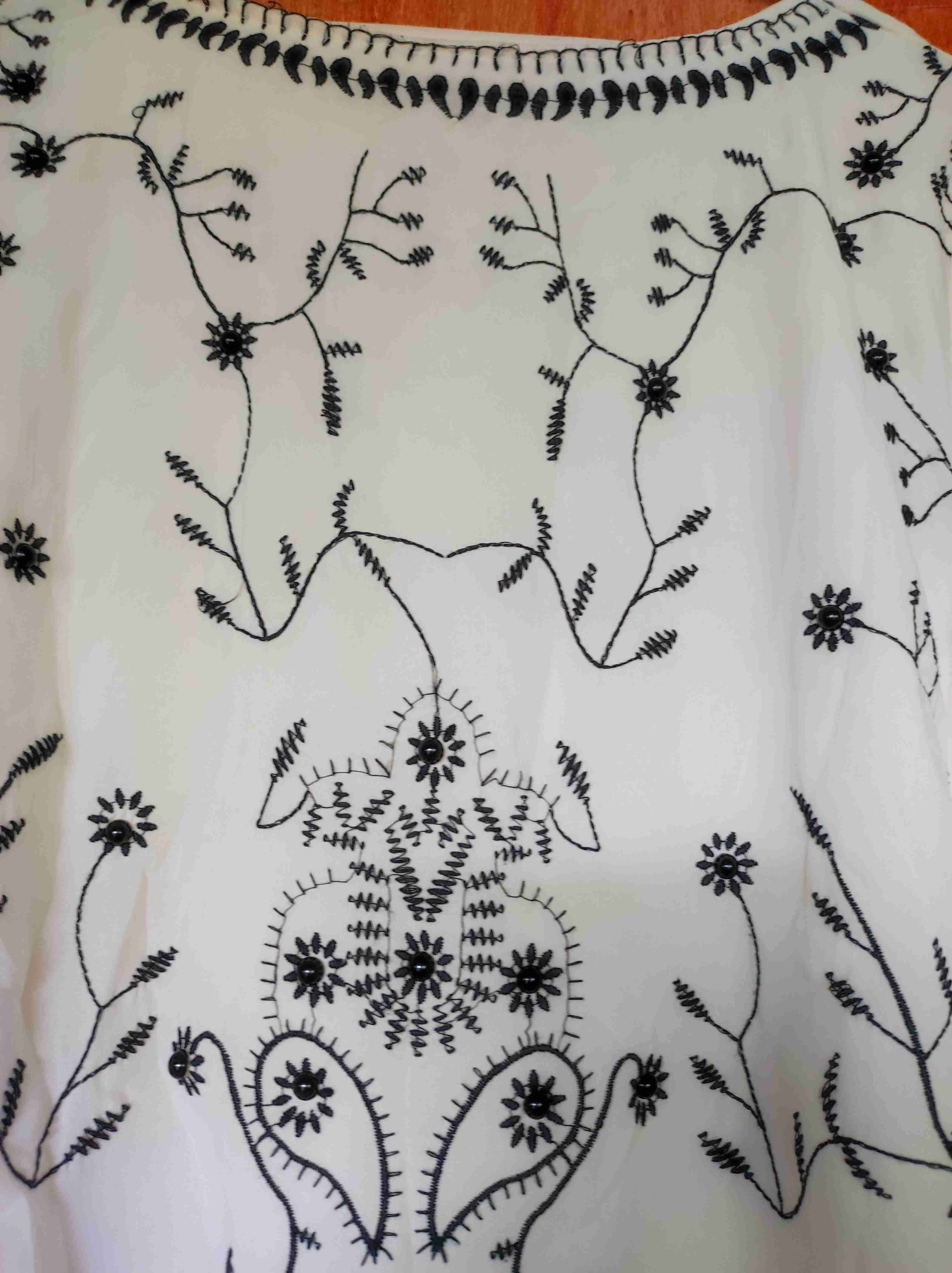 Blusa bordada blanca y negra - miniatura 3
