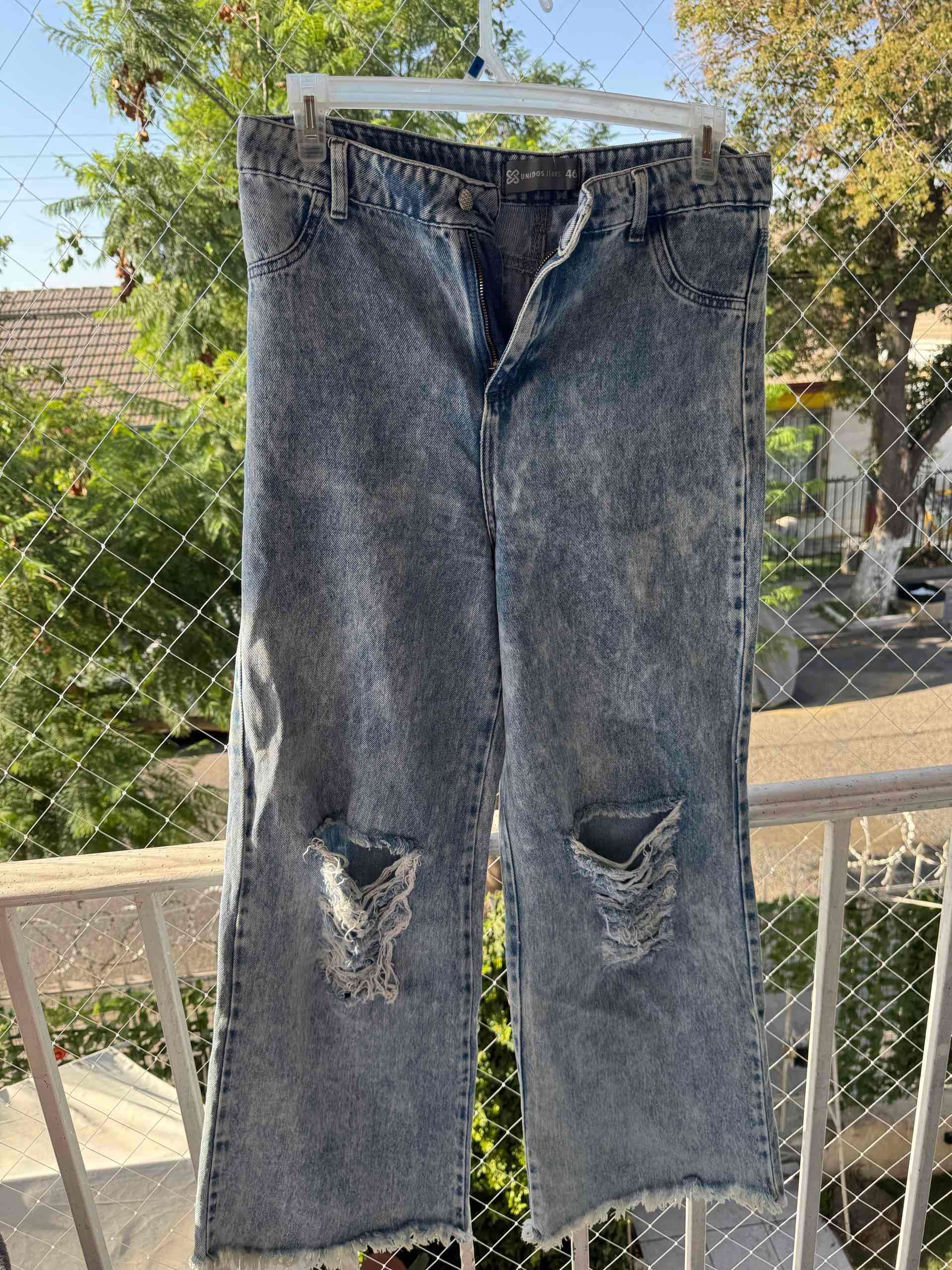 Jeans rasgados de mezclilla azul
