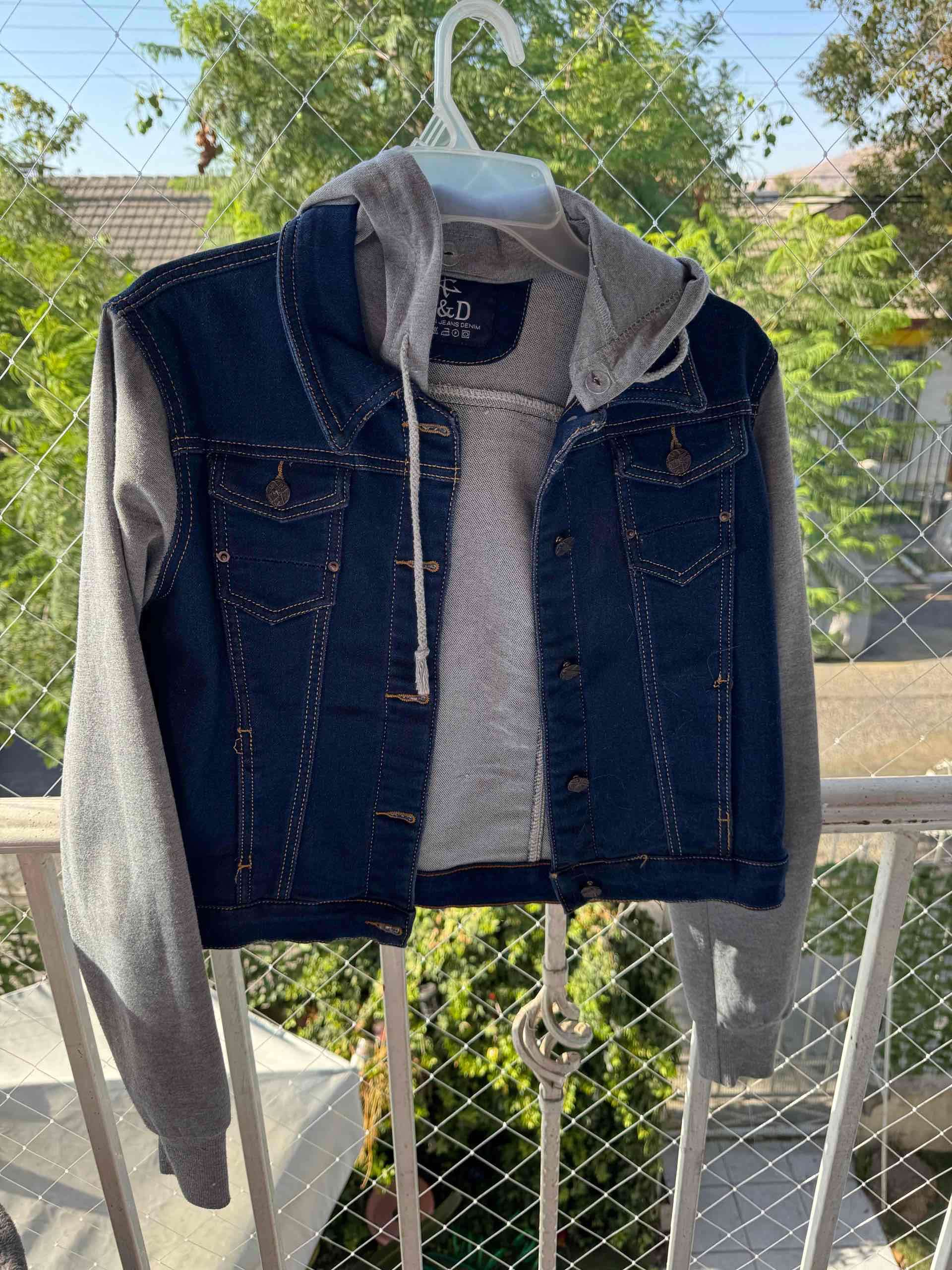 Chaqueta mezclilla con capucha