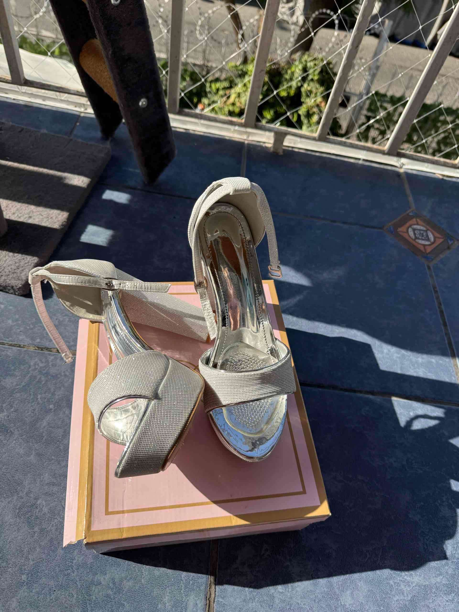 Tacones altos plateados con hebilla