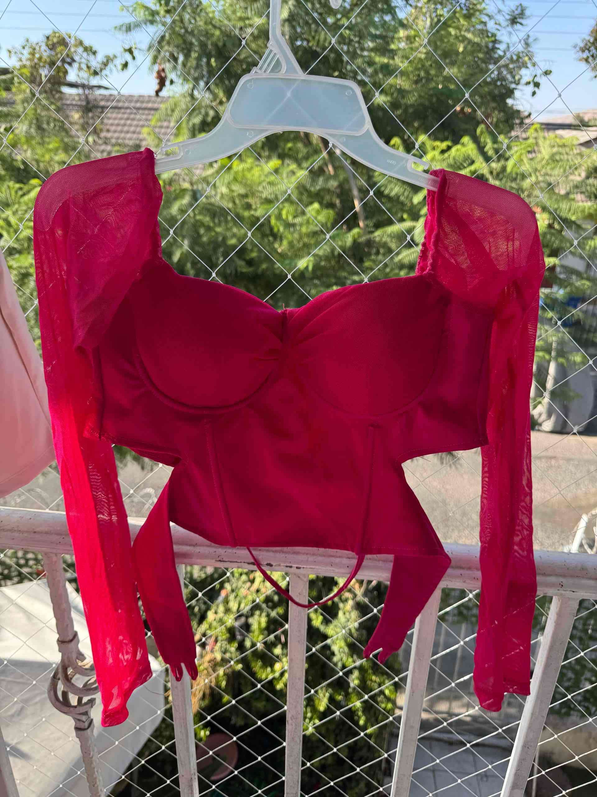 Top corset fucsia con encaje