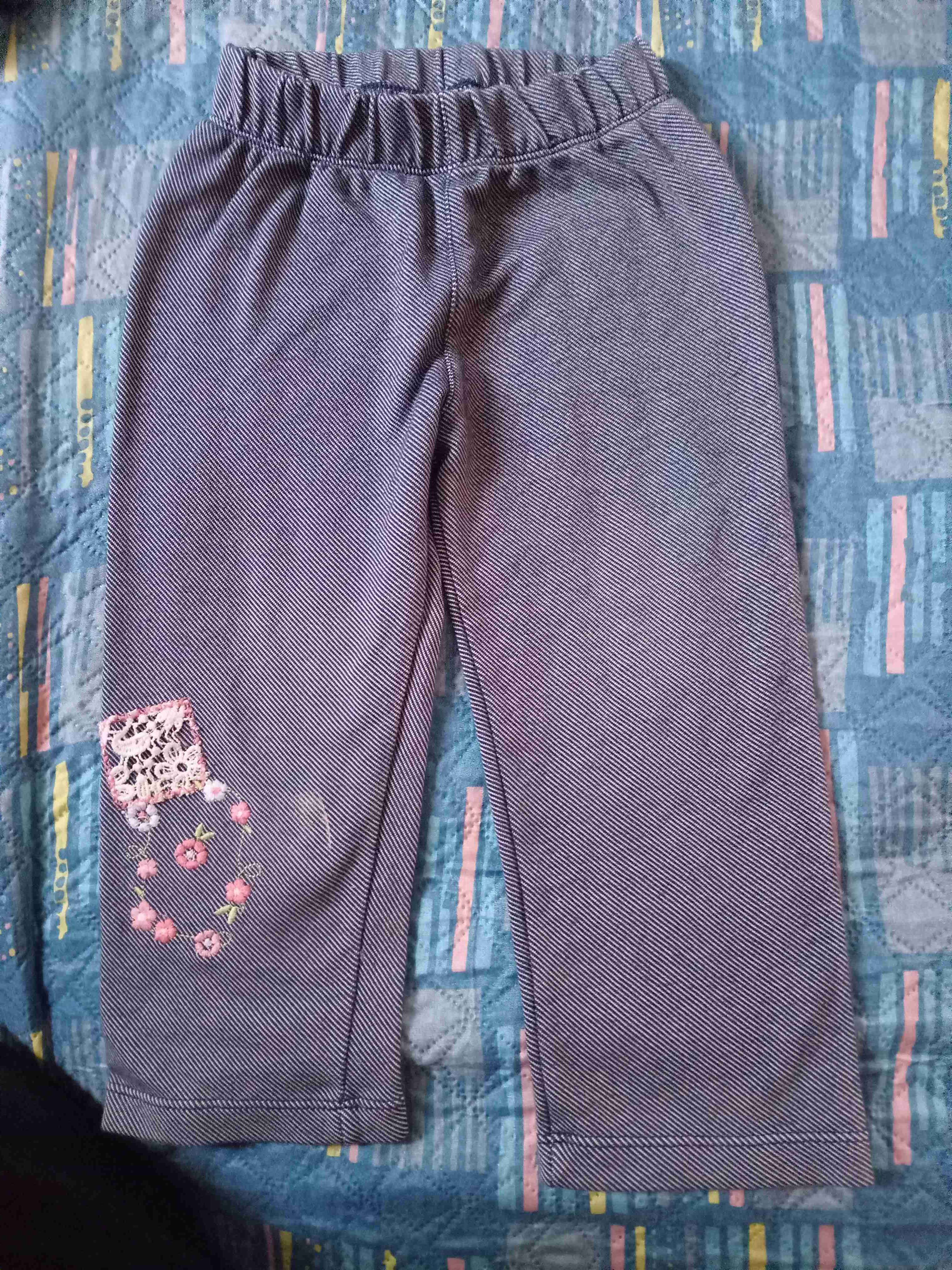 Pantalones grises con bordado floral