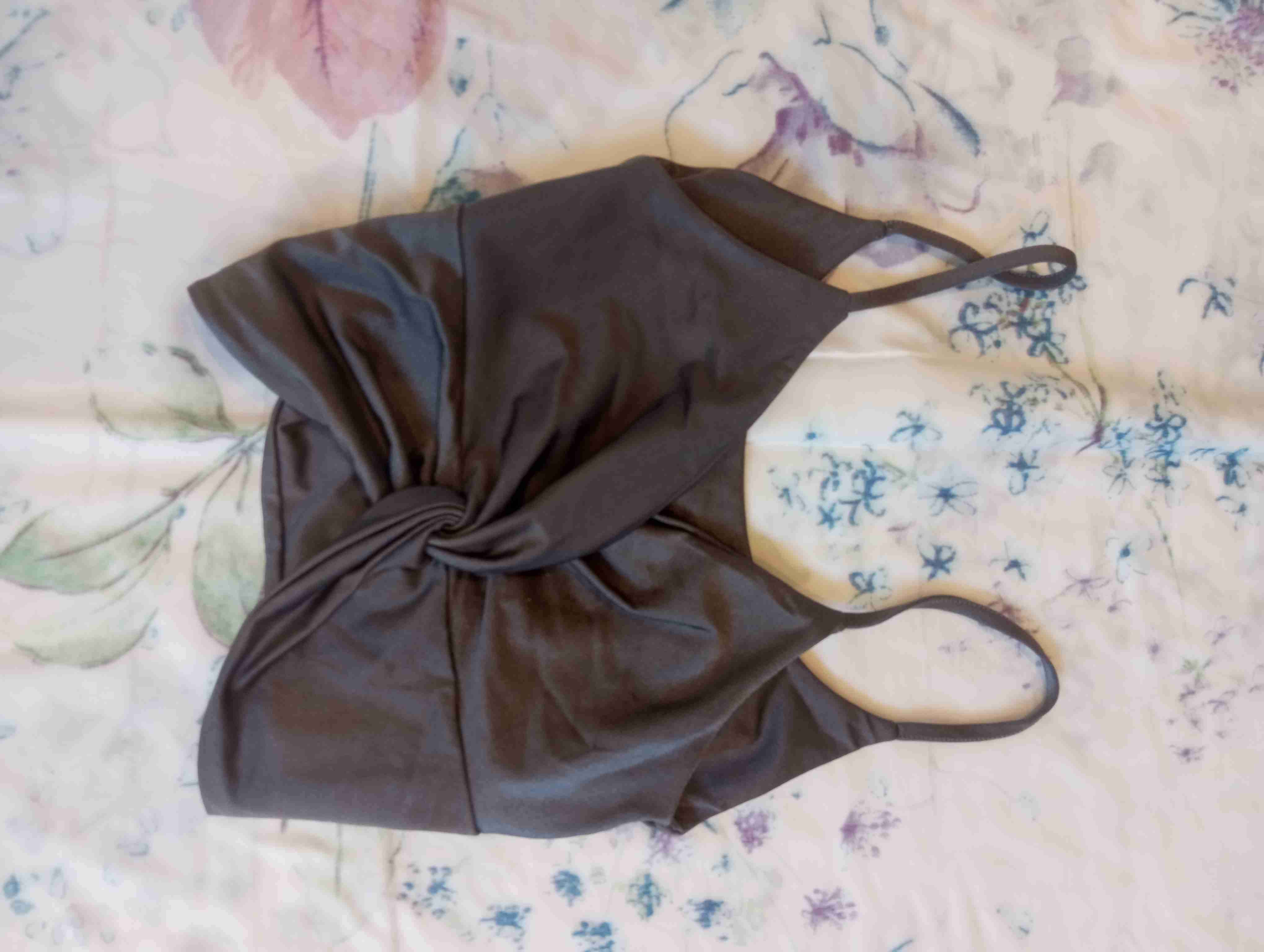 Crop top tela satinada color gris