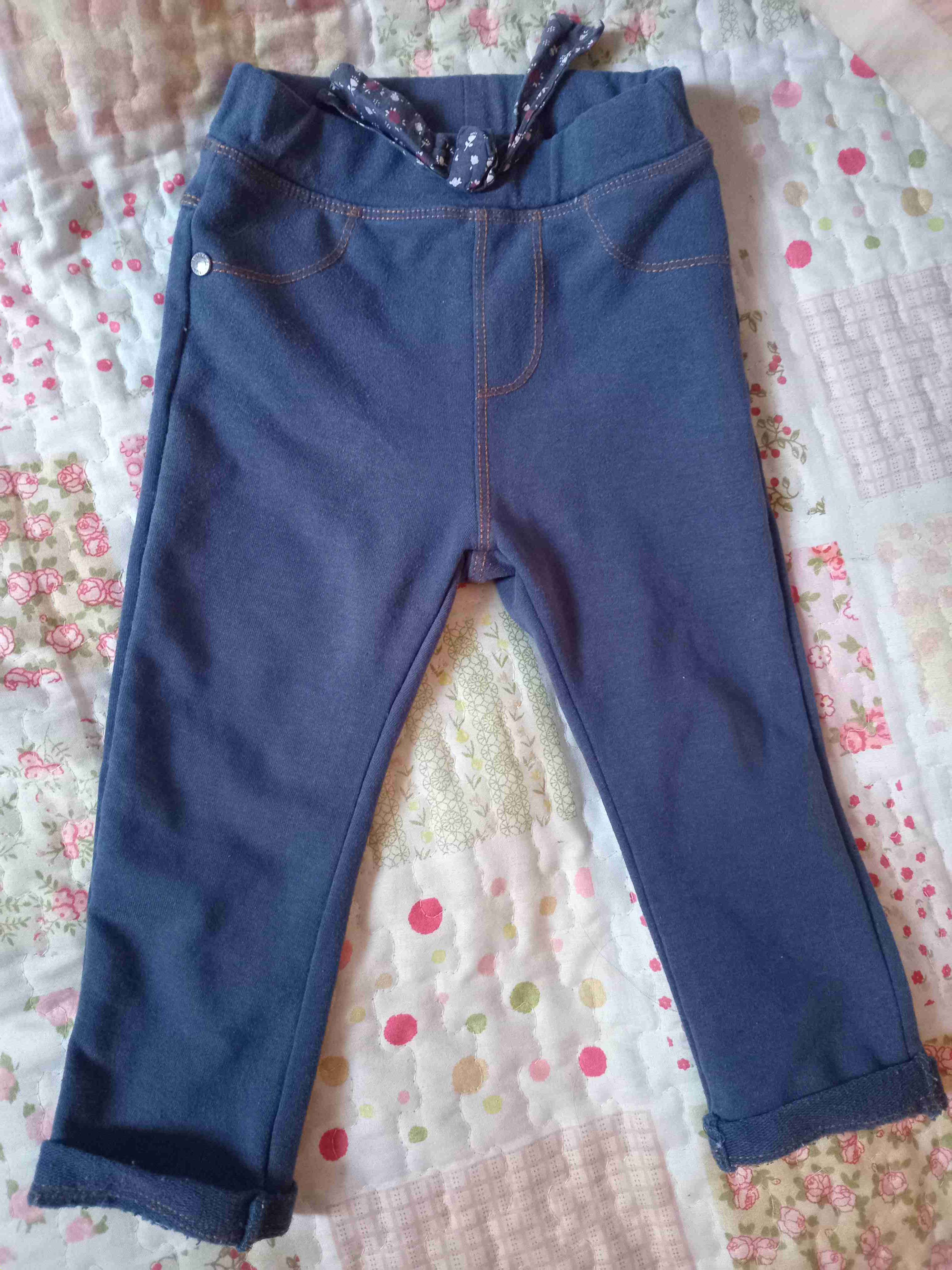 Pantalones azul con lazo estampado