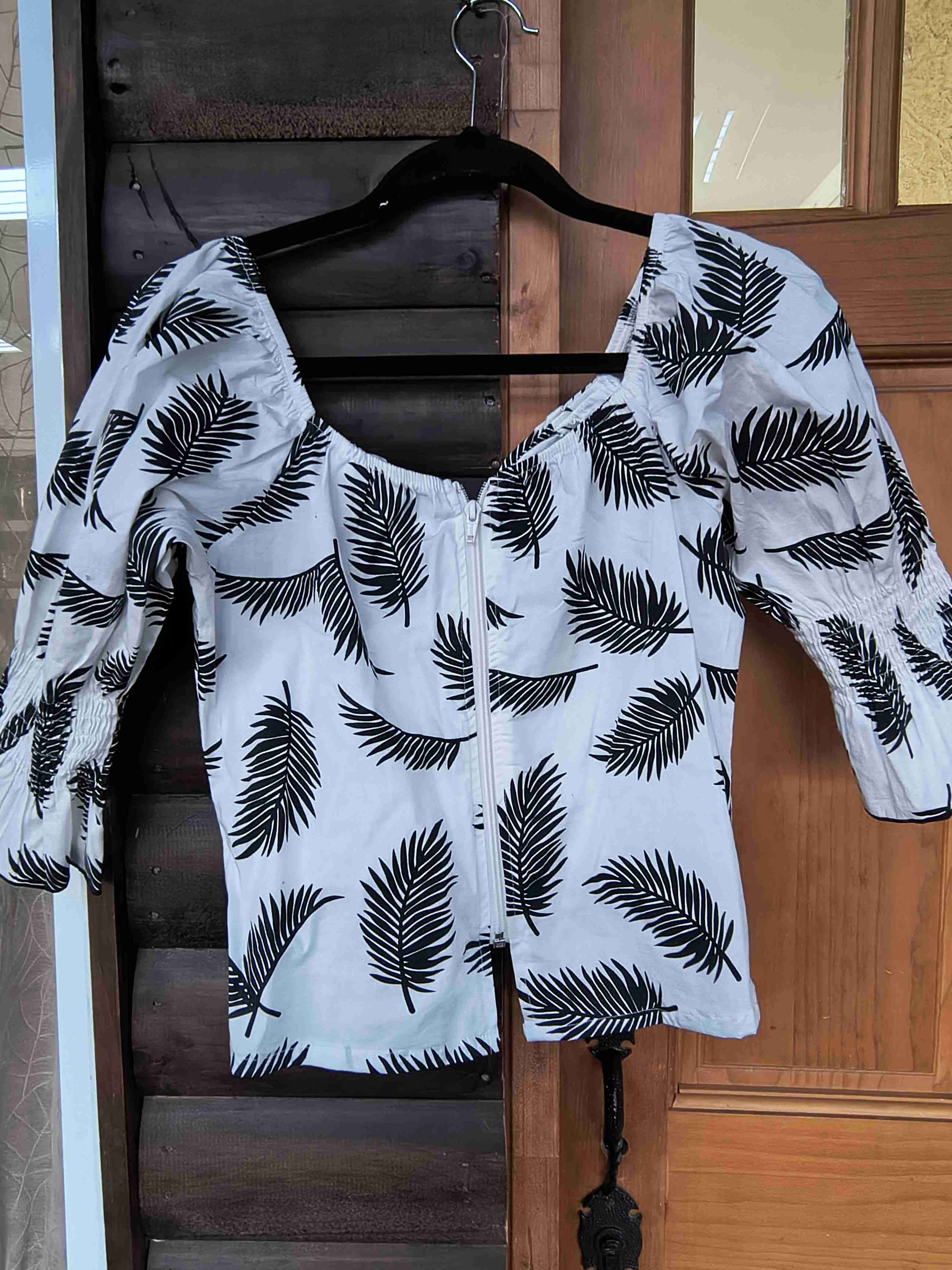 Blusa blanca con hojas negras