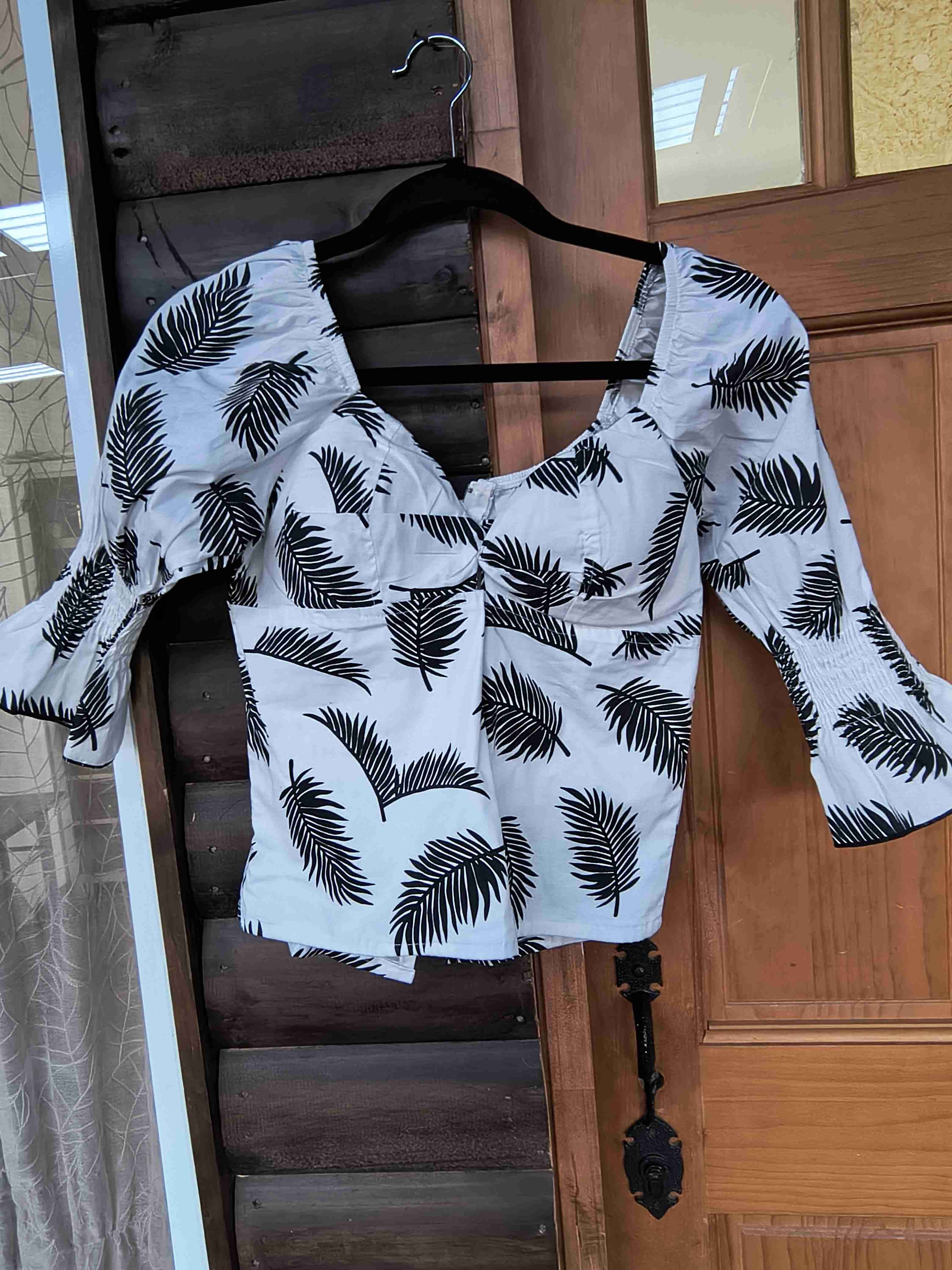 Blusa blanca con hojas negras - miniatura 2