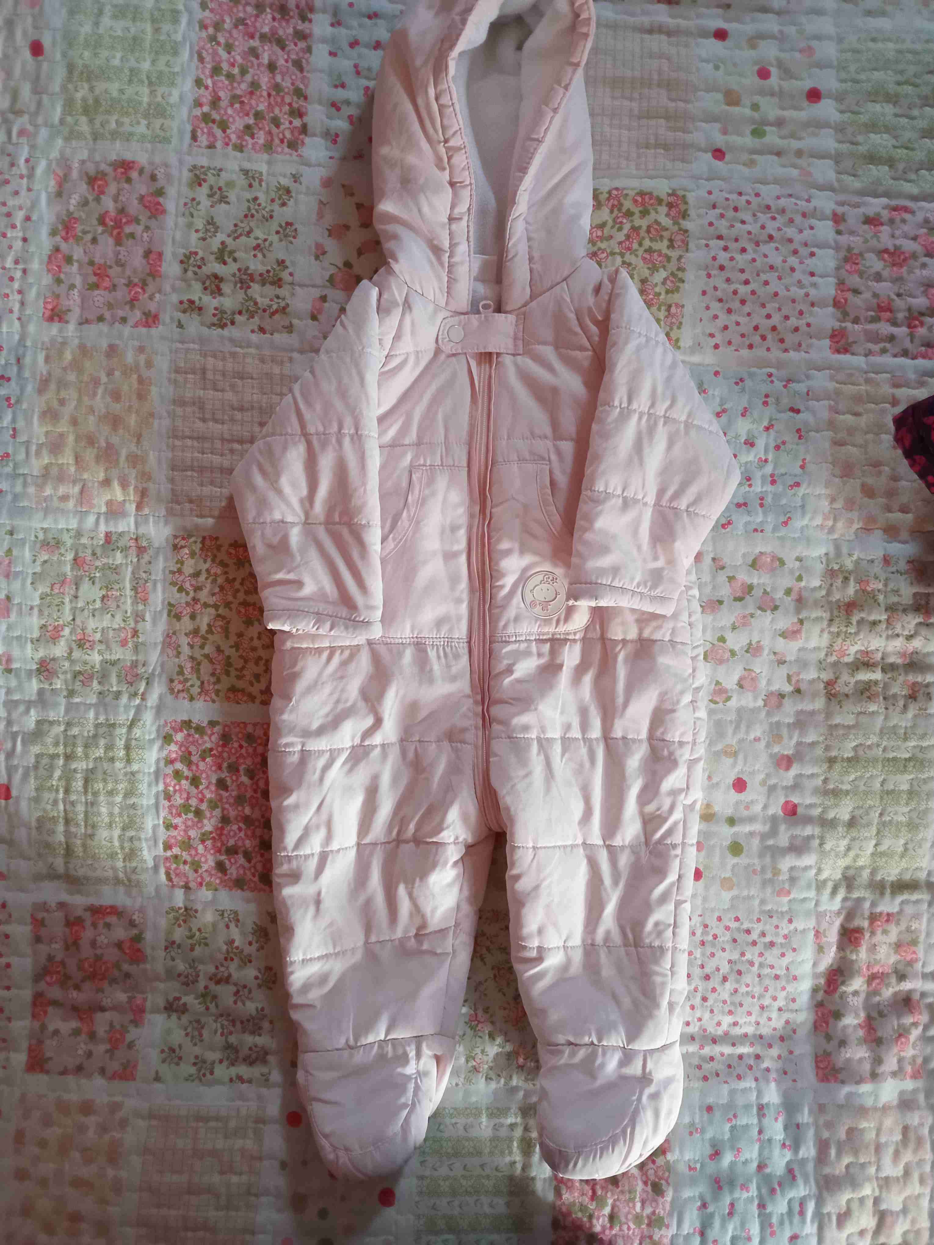 Buzo de bebé rosado con gorro