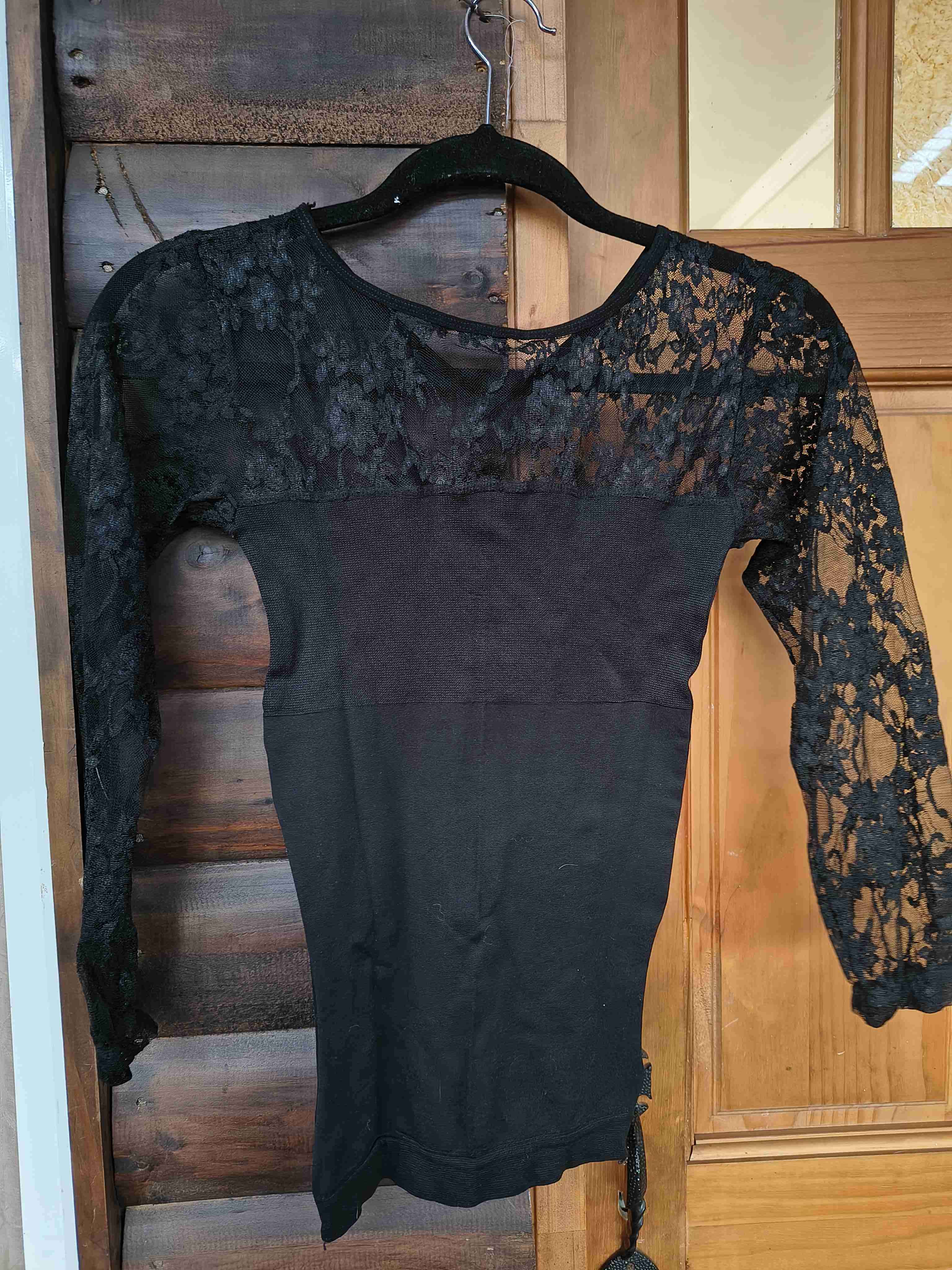 Polera negra encaje manga larga