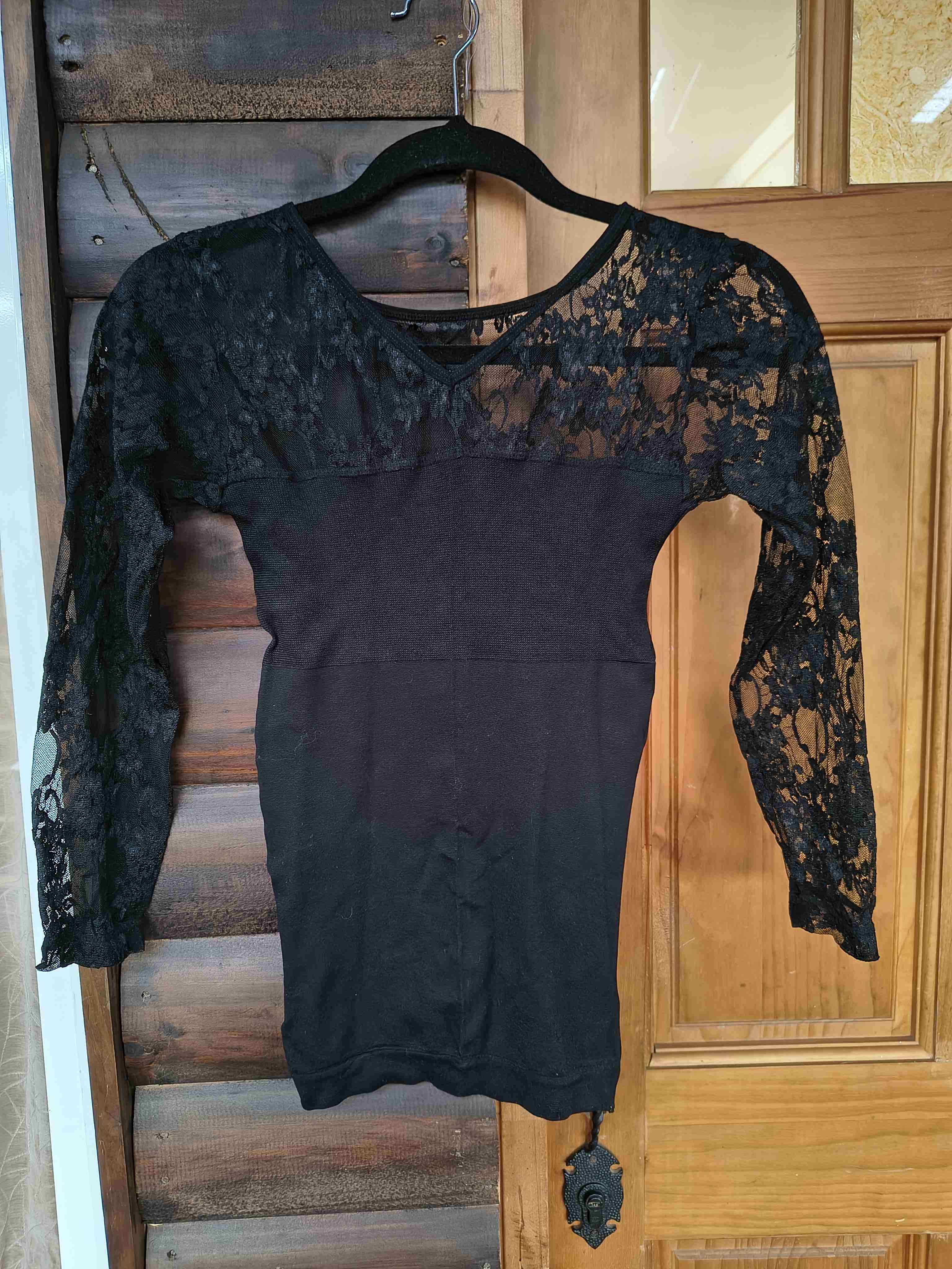 Polera negra encaje manga larga - miniatura 2