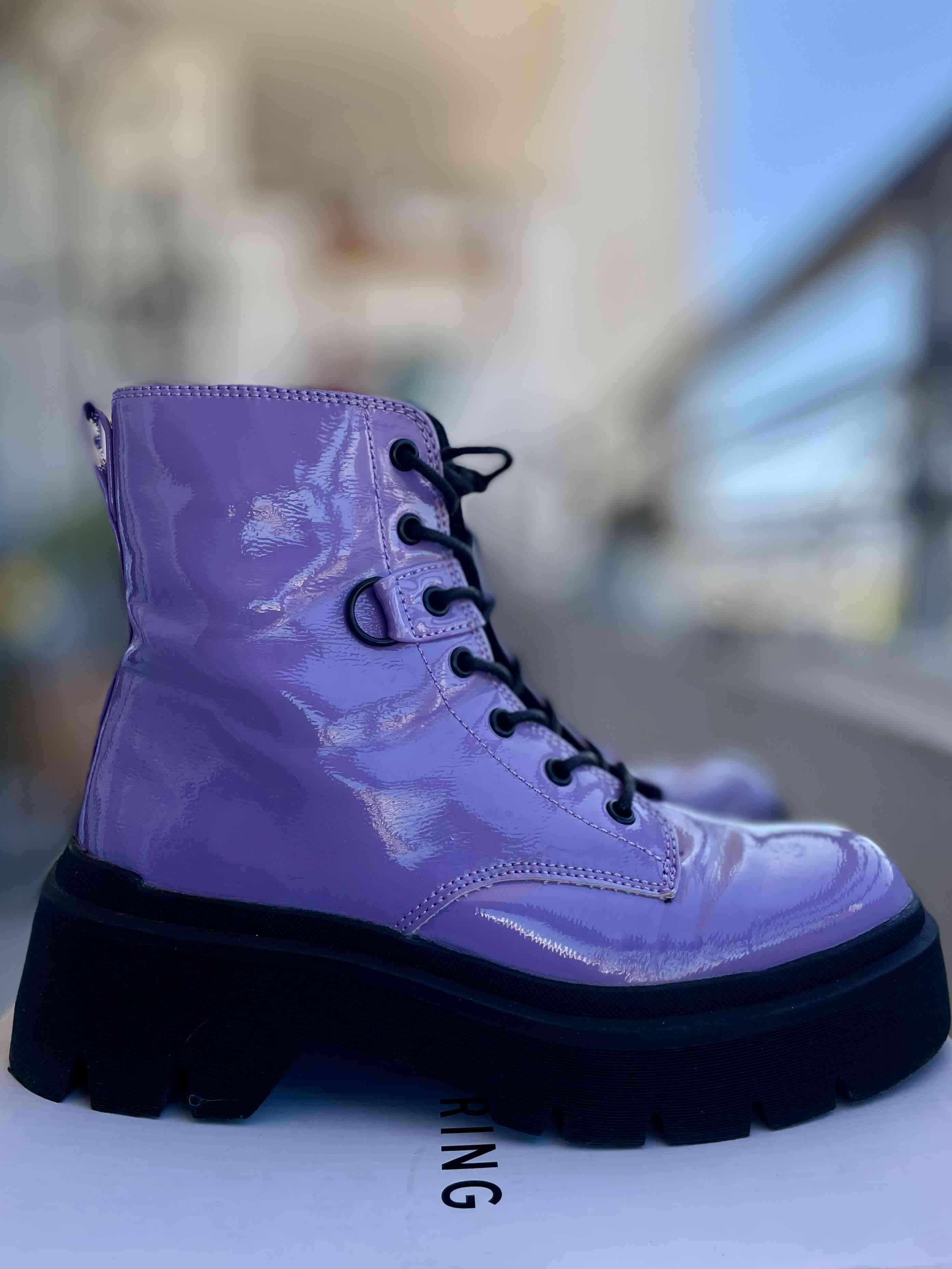 Botas moradas con plataforma