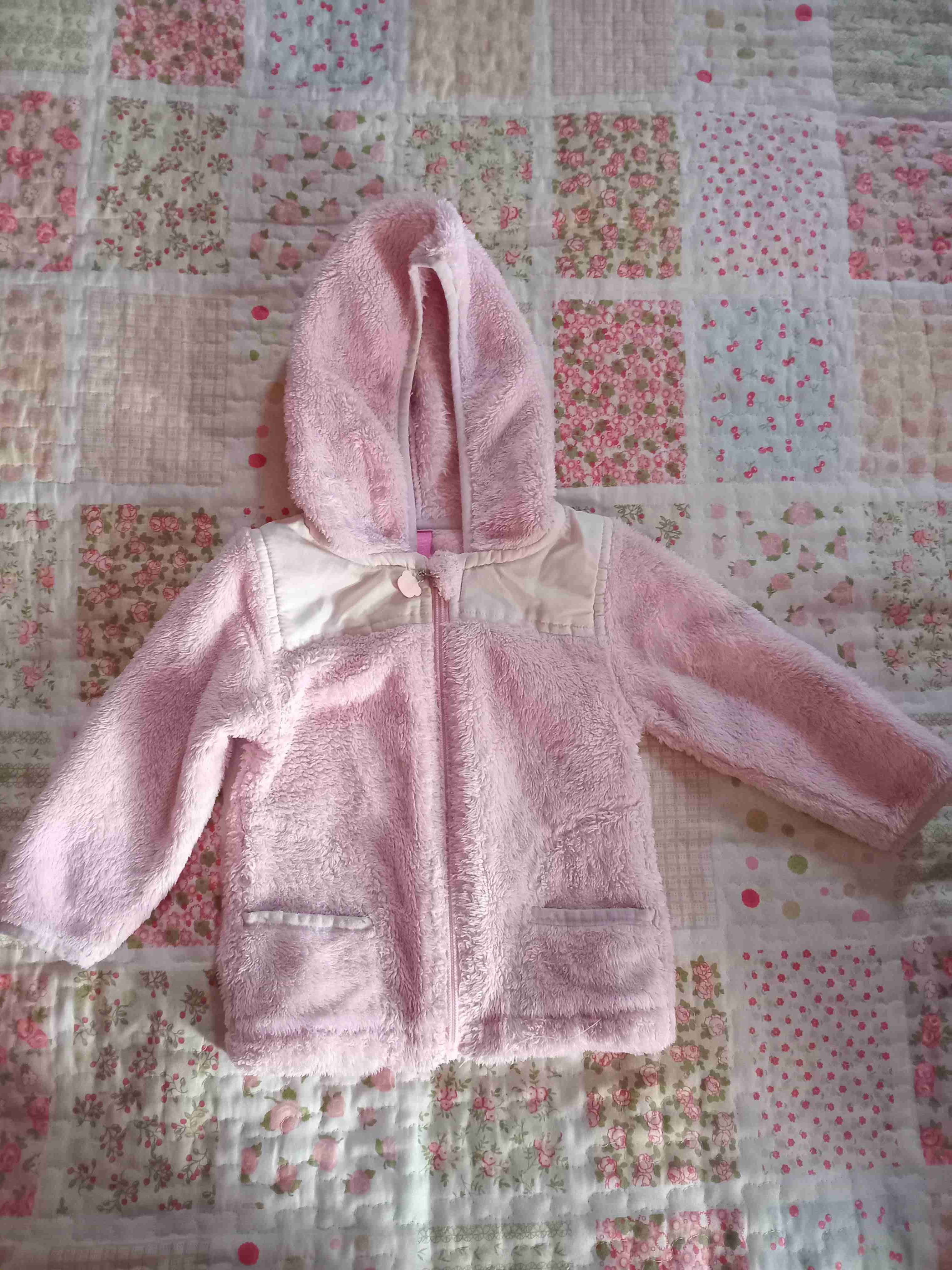 Chaqueta de bebé rosa con capucha
