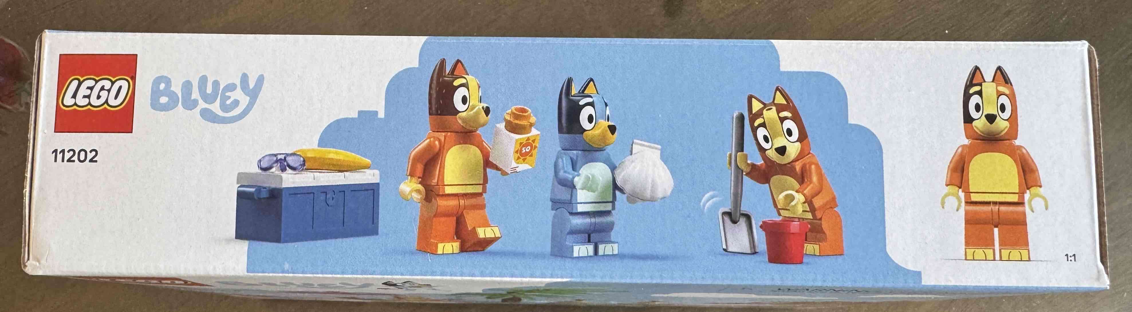 LEGO Bluey Playa y Auto Familiar - miniatura 2