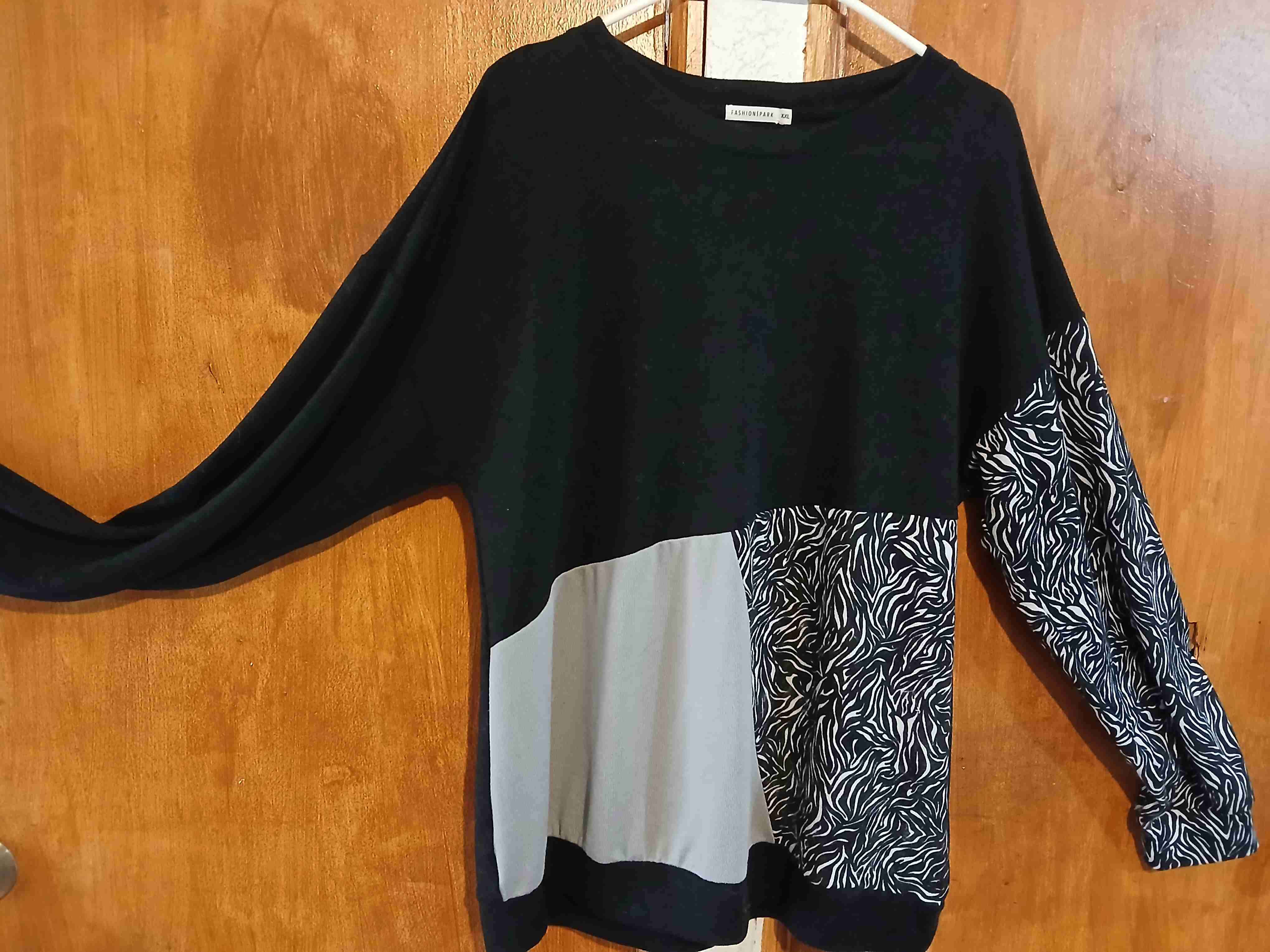 Sweater tricolor con diseño abstracto