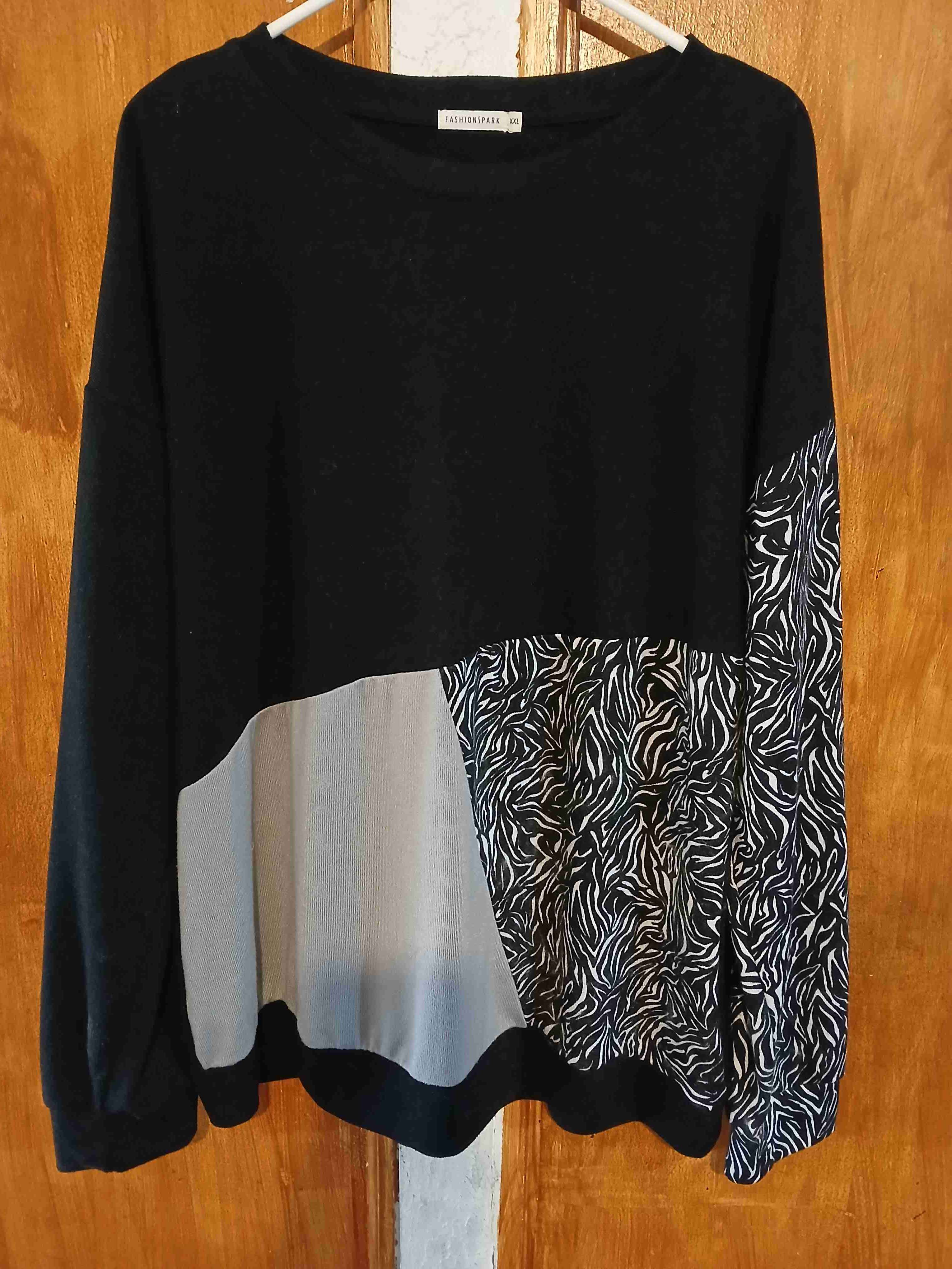 Sweater tricolor con diseño abstracto - miniatura 2