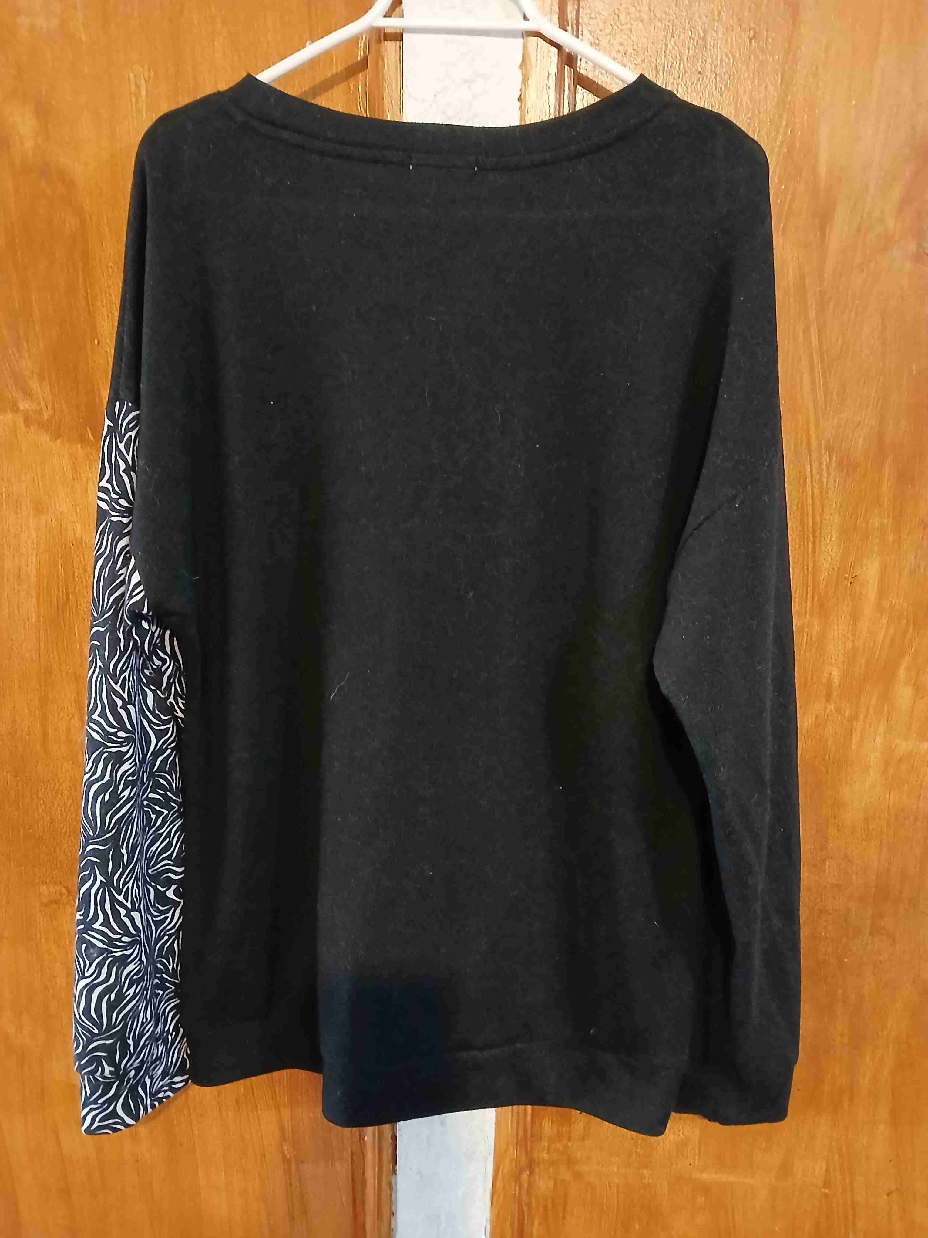 Sweater tricolor con diseño abstracto - miniatura 3