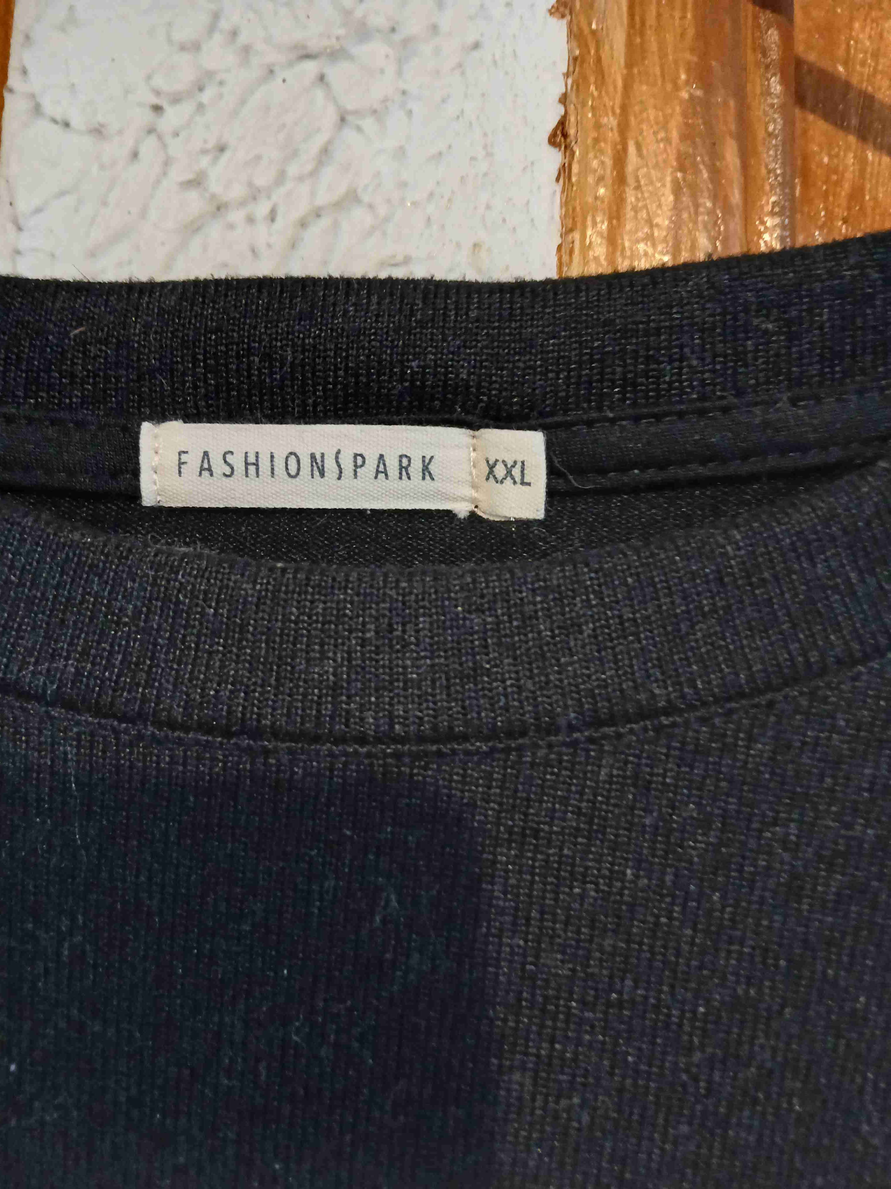 Sweater tricolor con diseño abstracto - miniatura 4