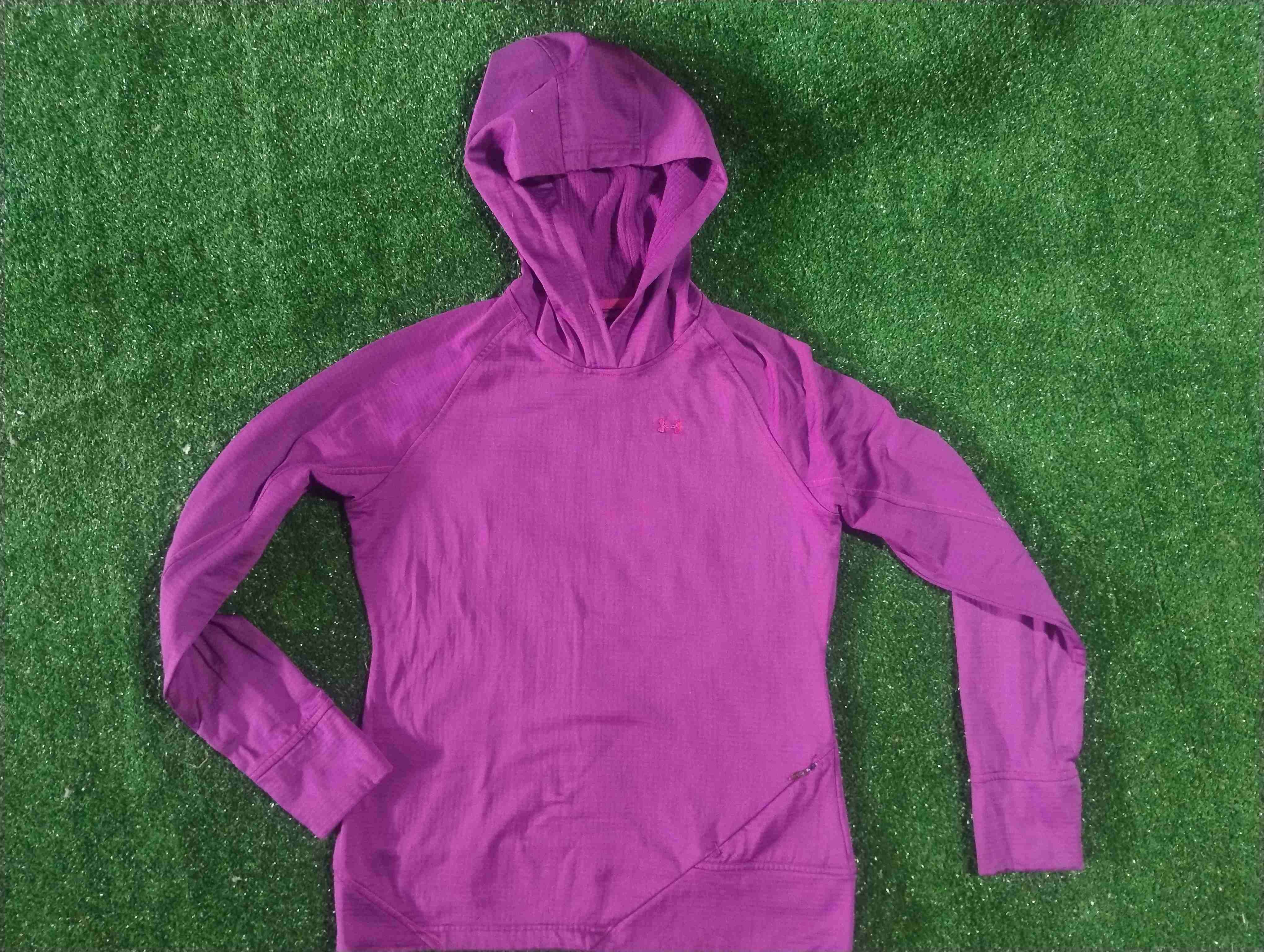 Polerón morado con capucha