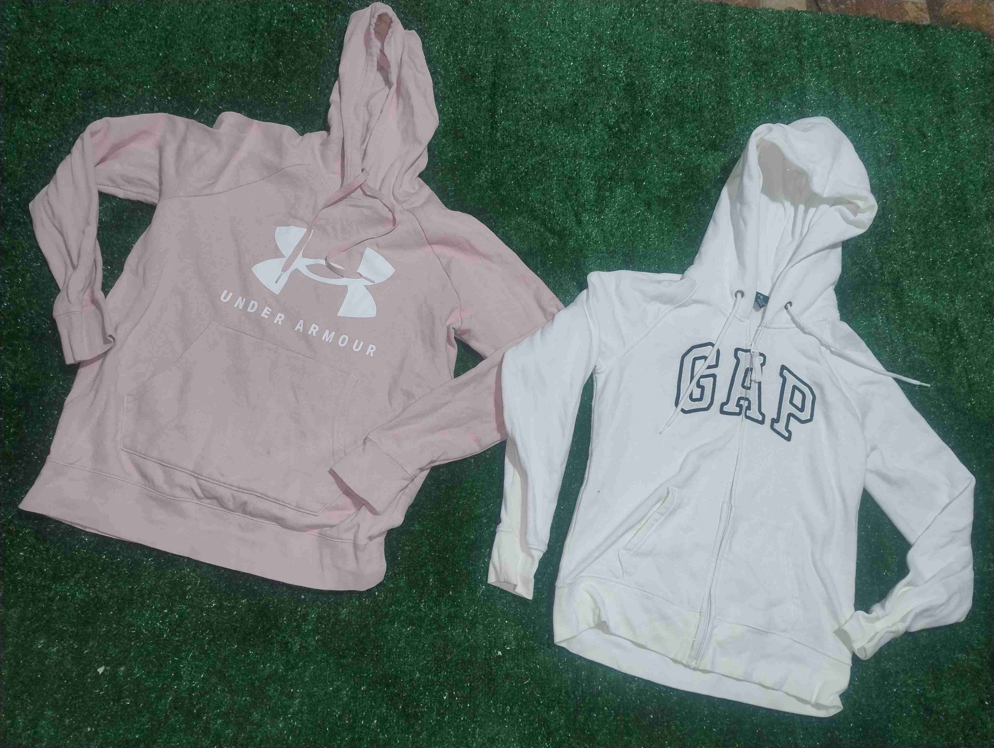 Polerón rosa Under Armour y poleron GAP