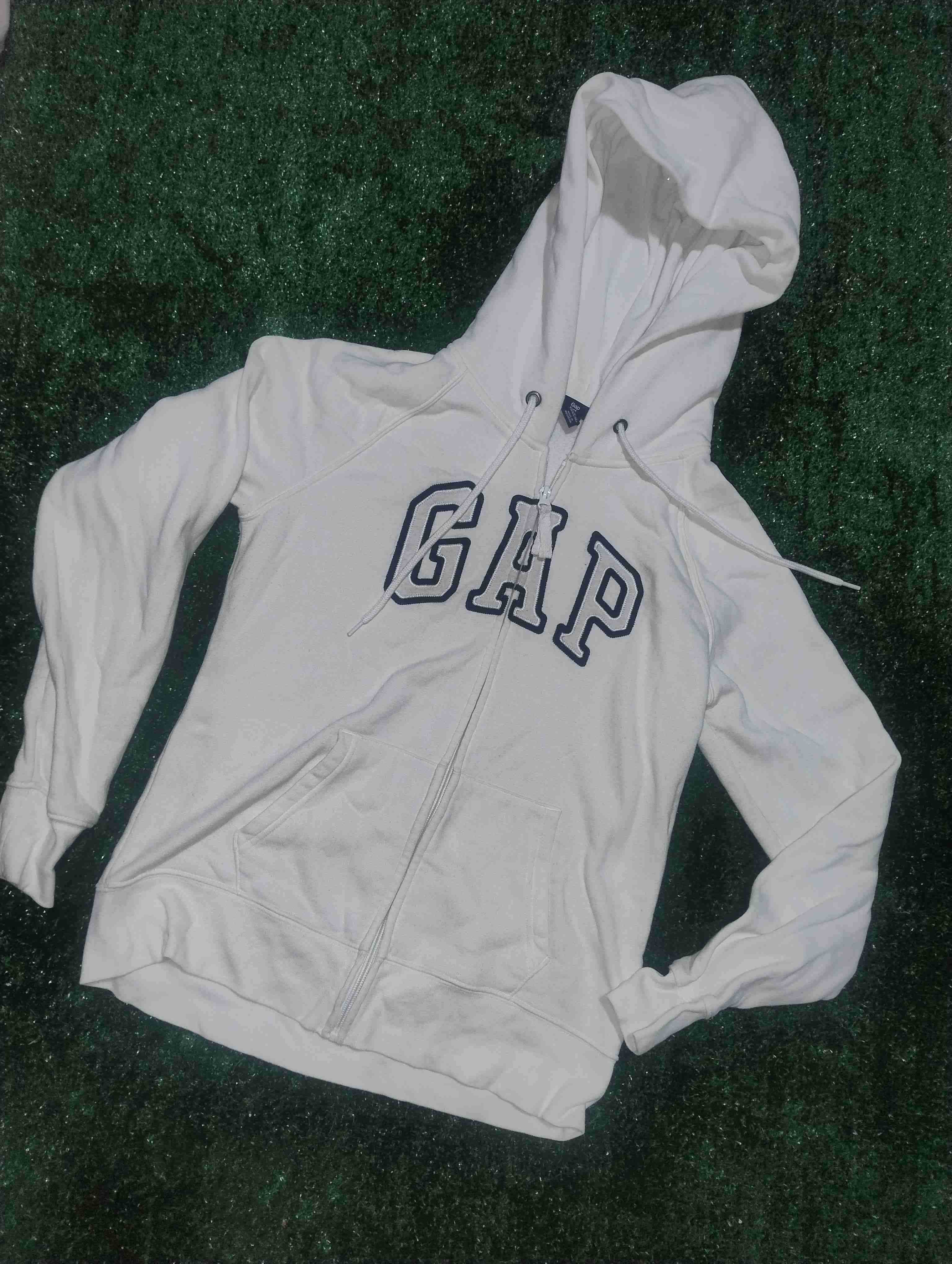 Polerón rosa Under Armour y poleron GAP - miniatura 2