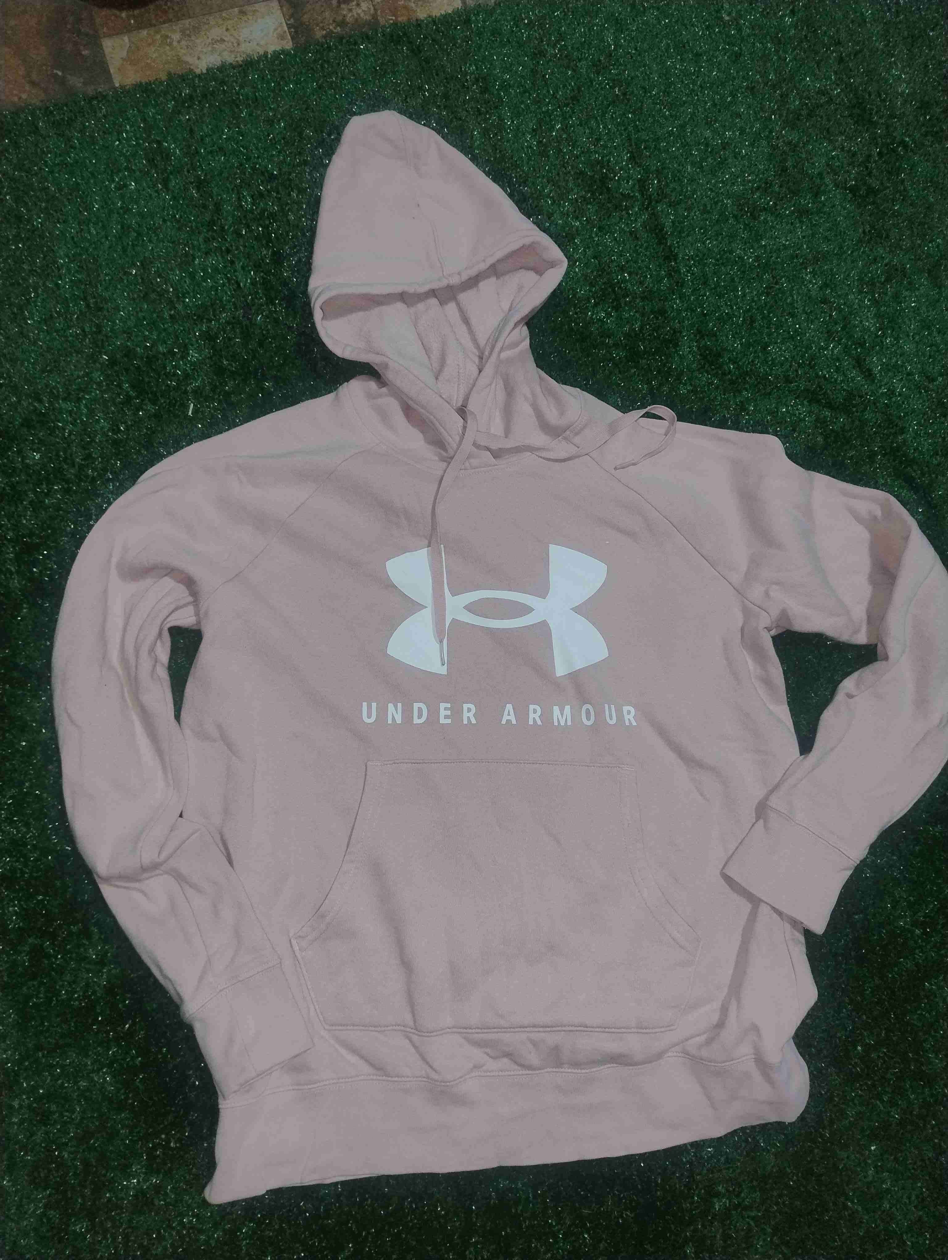 Polerón rosa Under Armour y poleron GAP - miniatura 3