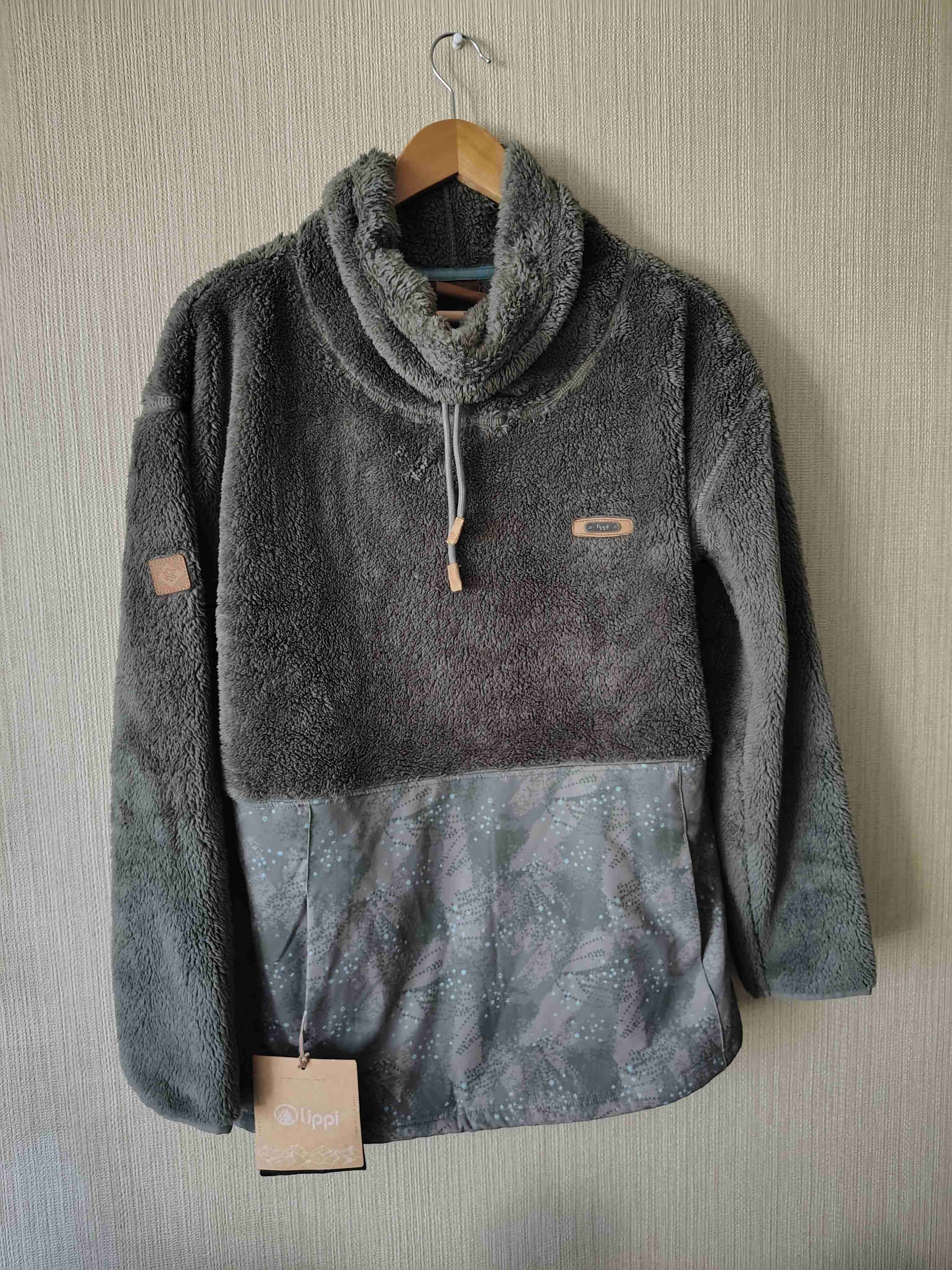 Polerón de lana color verde con cuello alto