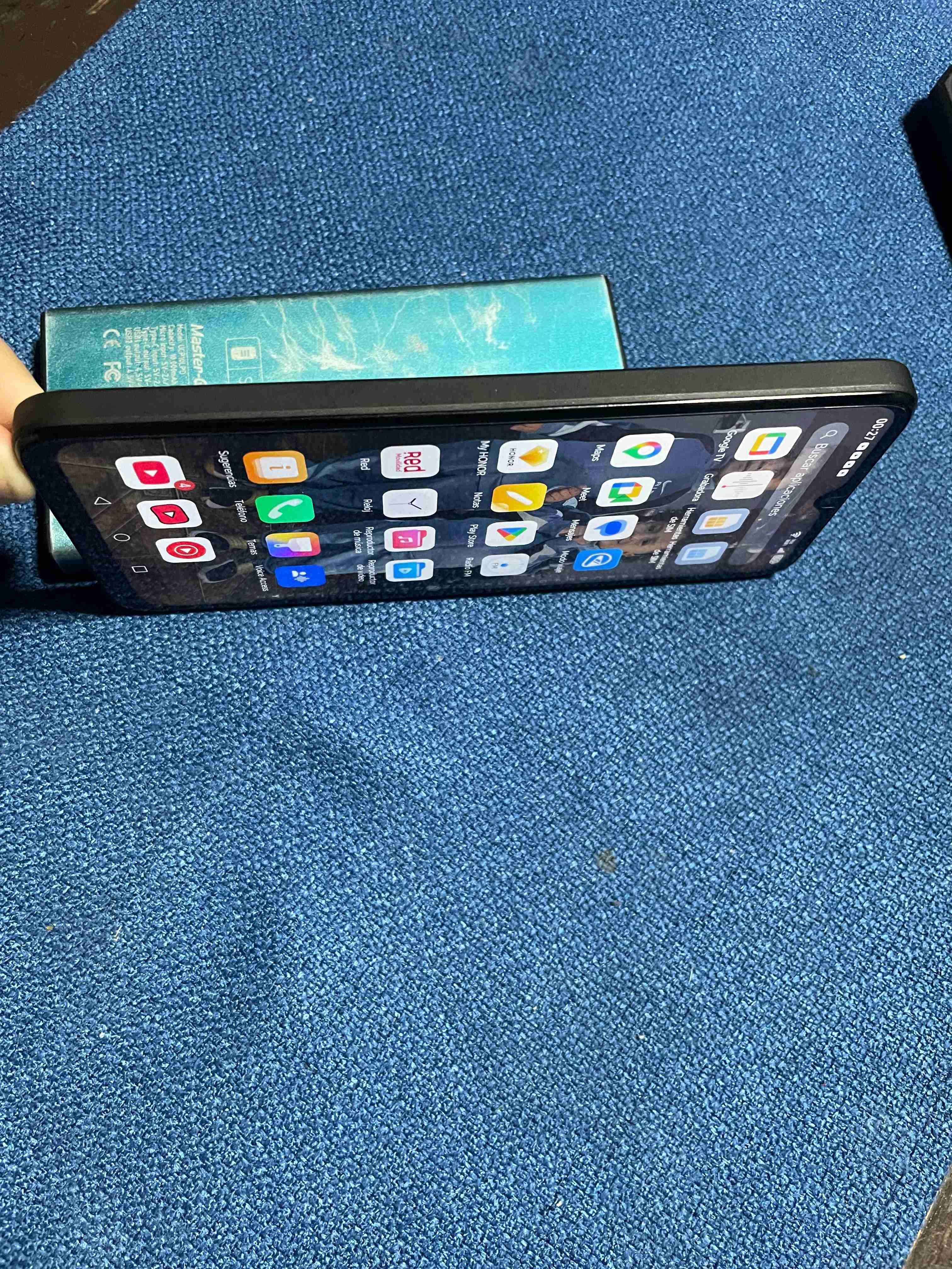 Celular negro con caja - miniatura 3