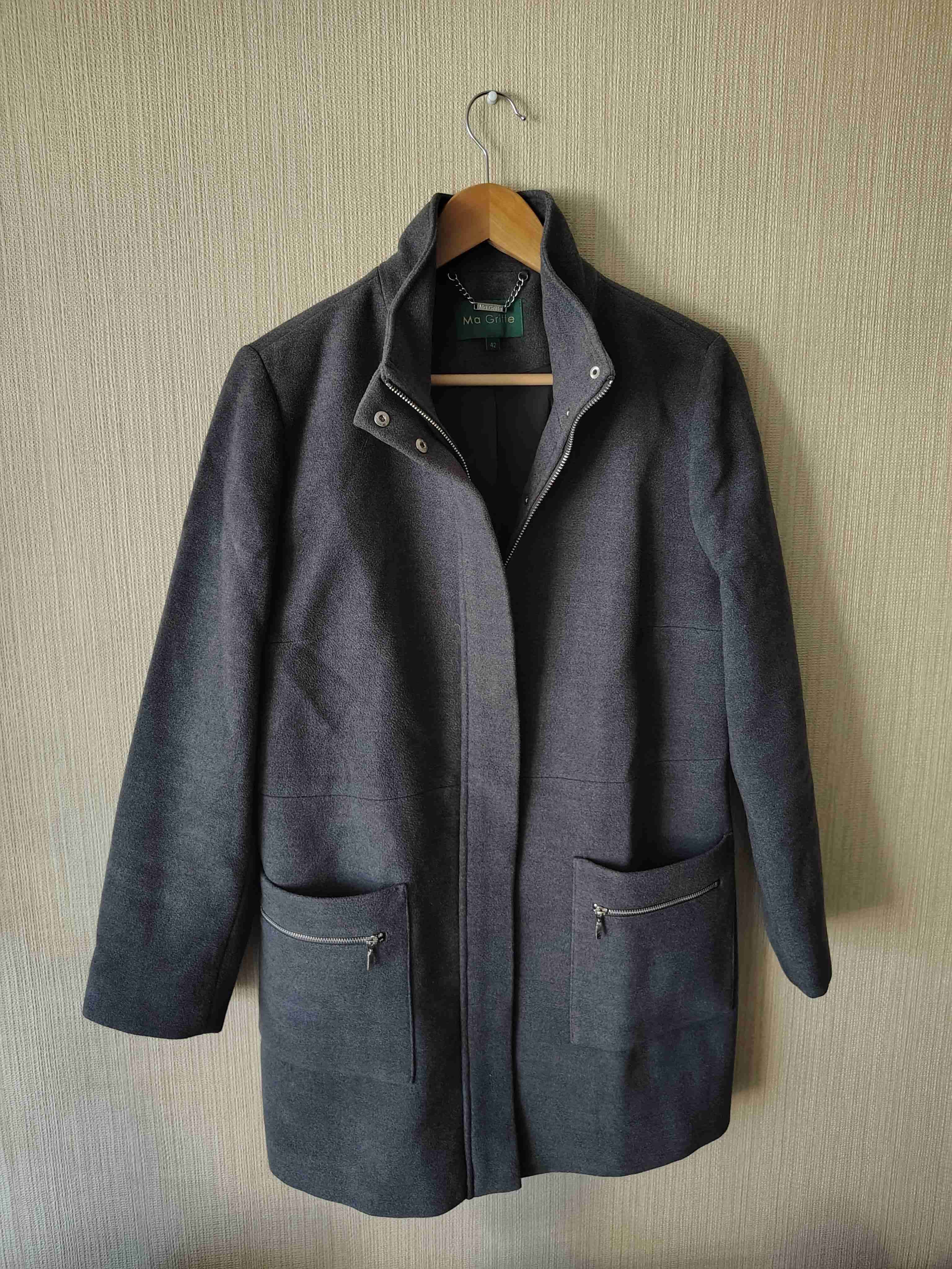 Abrigo gris oscuro con cremallera