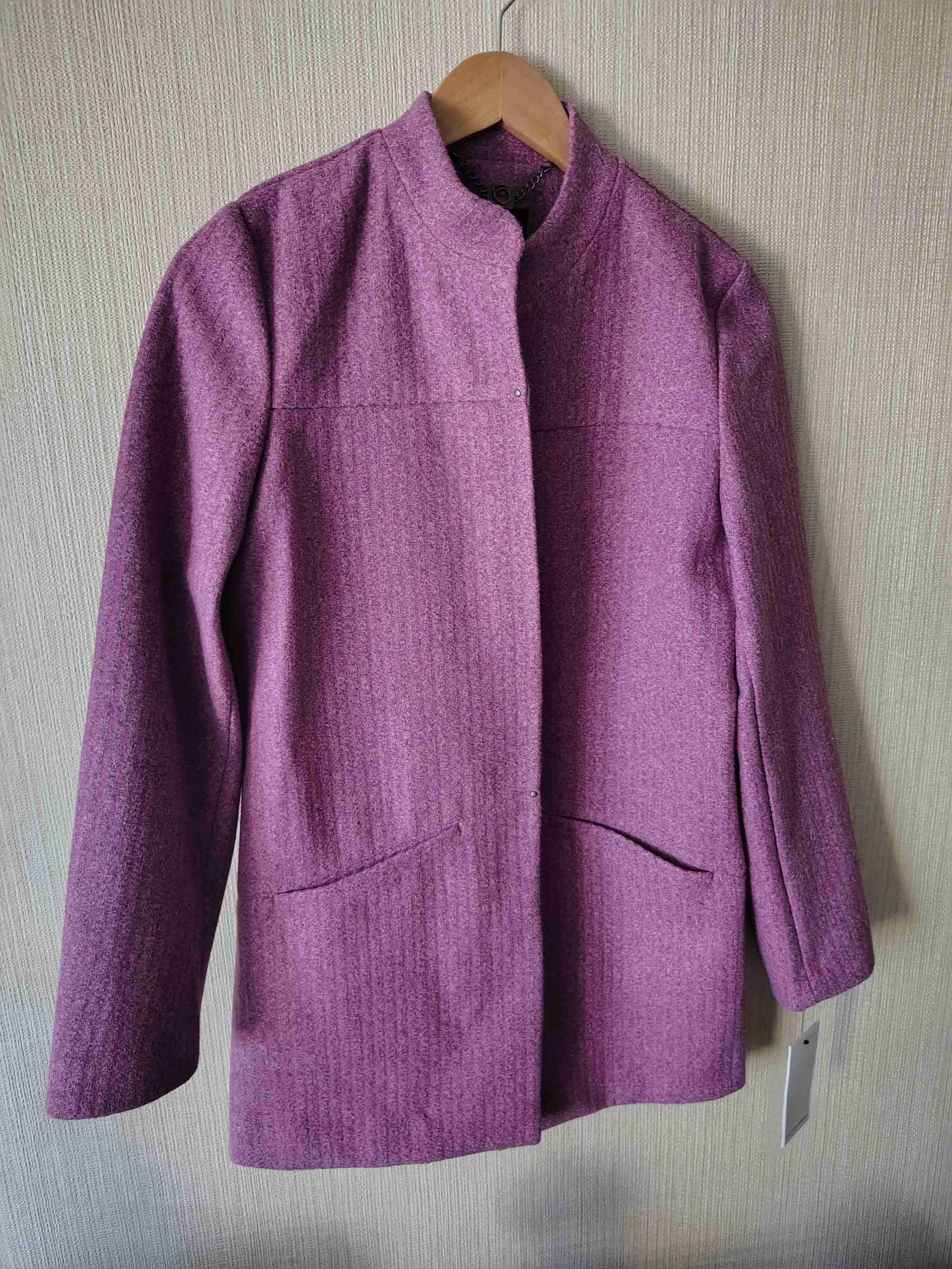 Abrigo morado con cuello alto