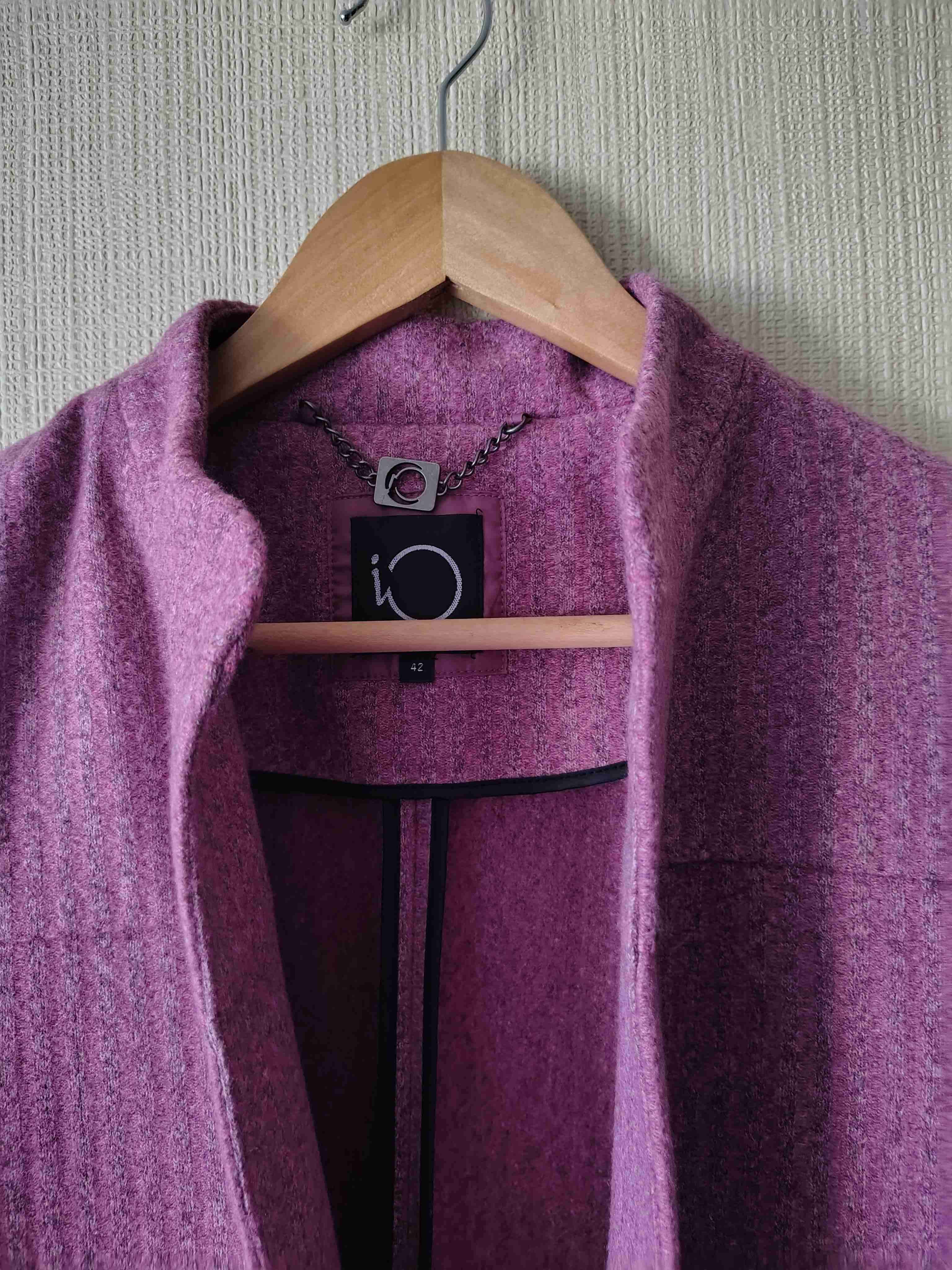 Abrigo morado con cuello alto - miniatura 3