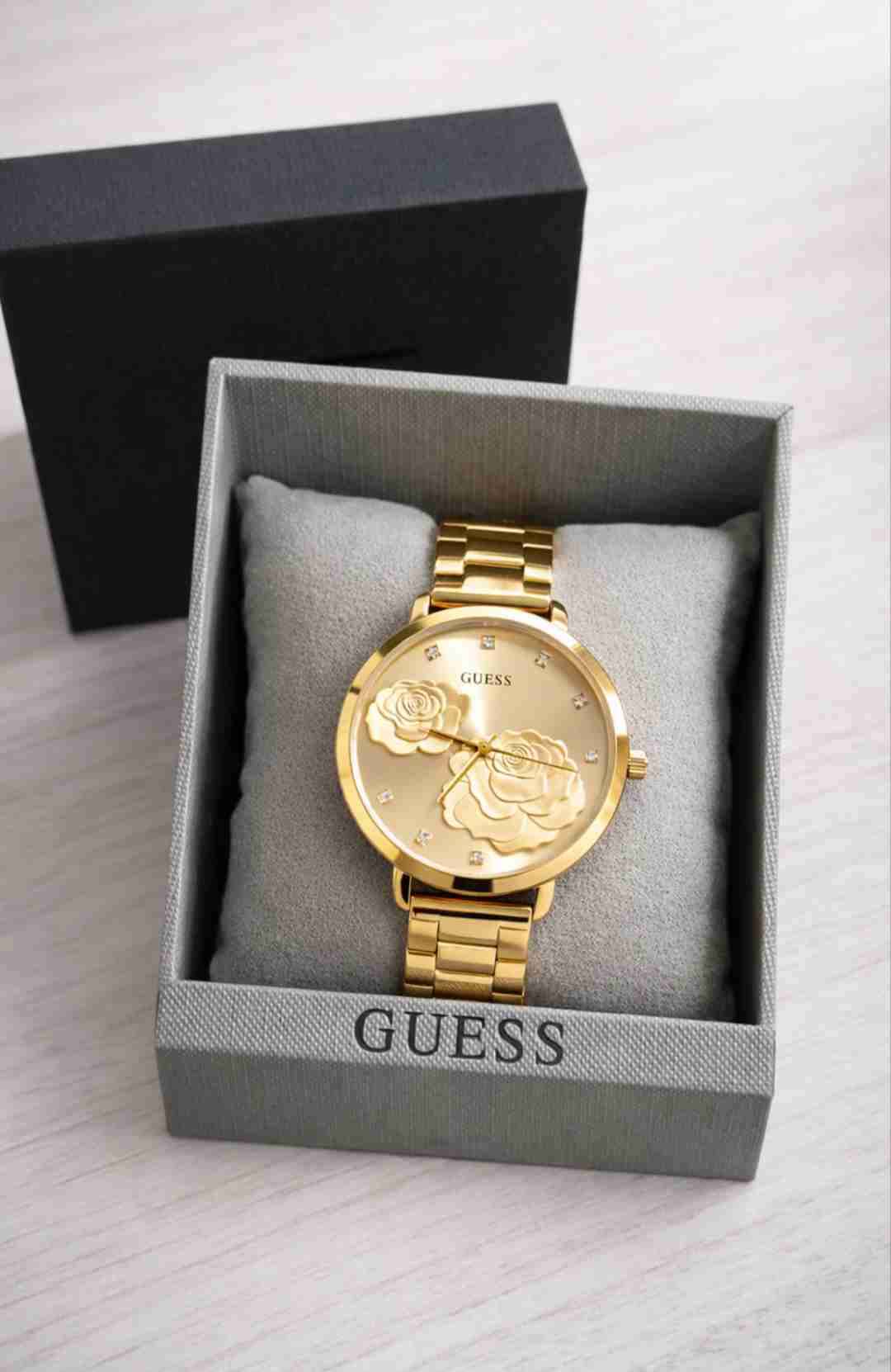 Reloj dorado Guess con rosa