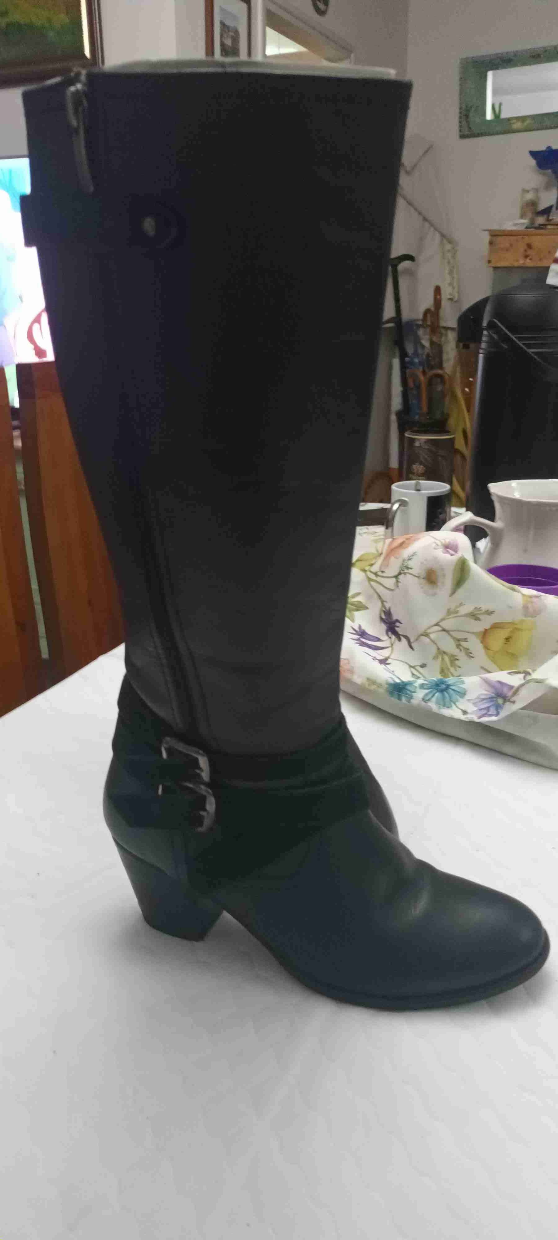 Botas negras de cuero alto - miniatura 2