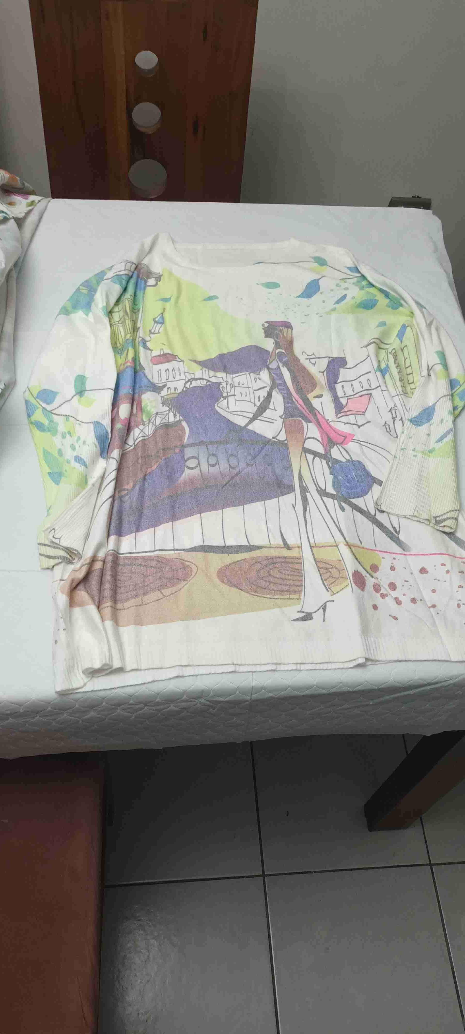 Polera gráfica colorida