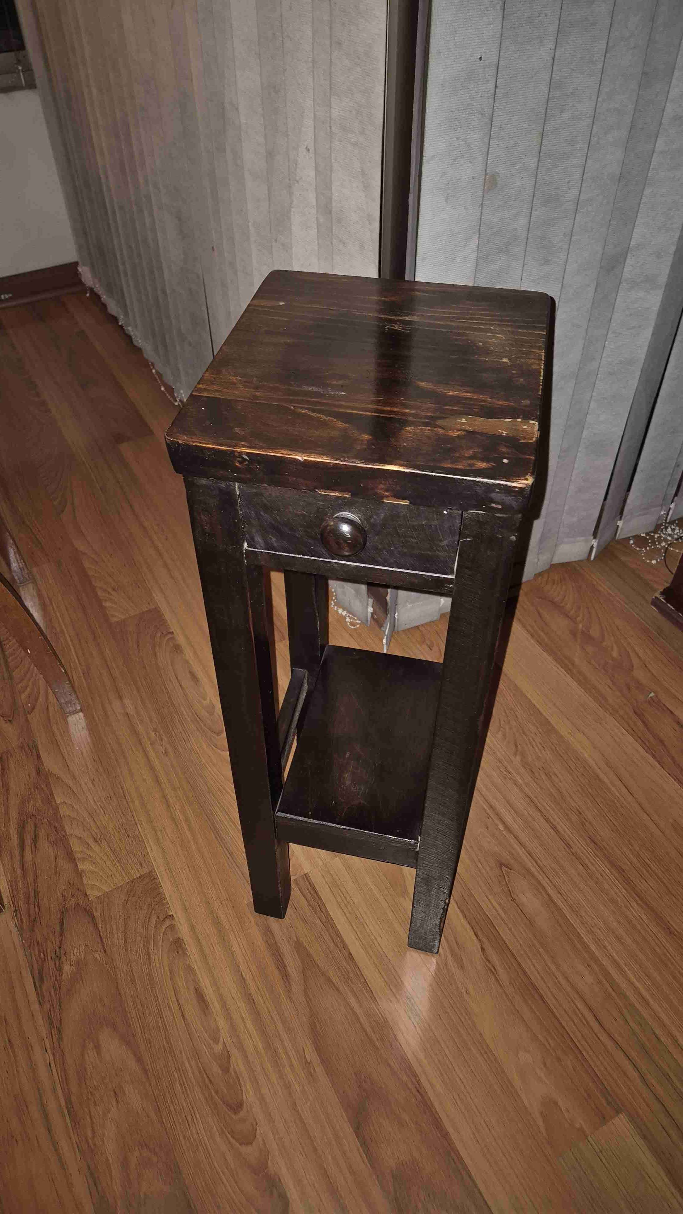 Mesa auxiliar de madera