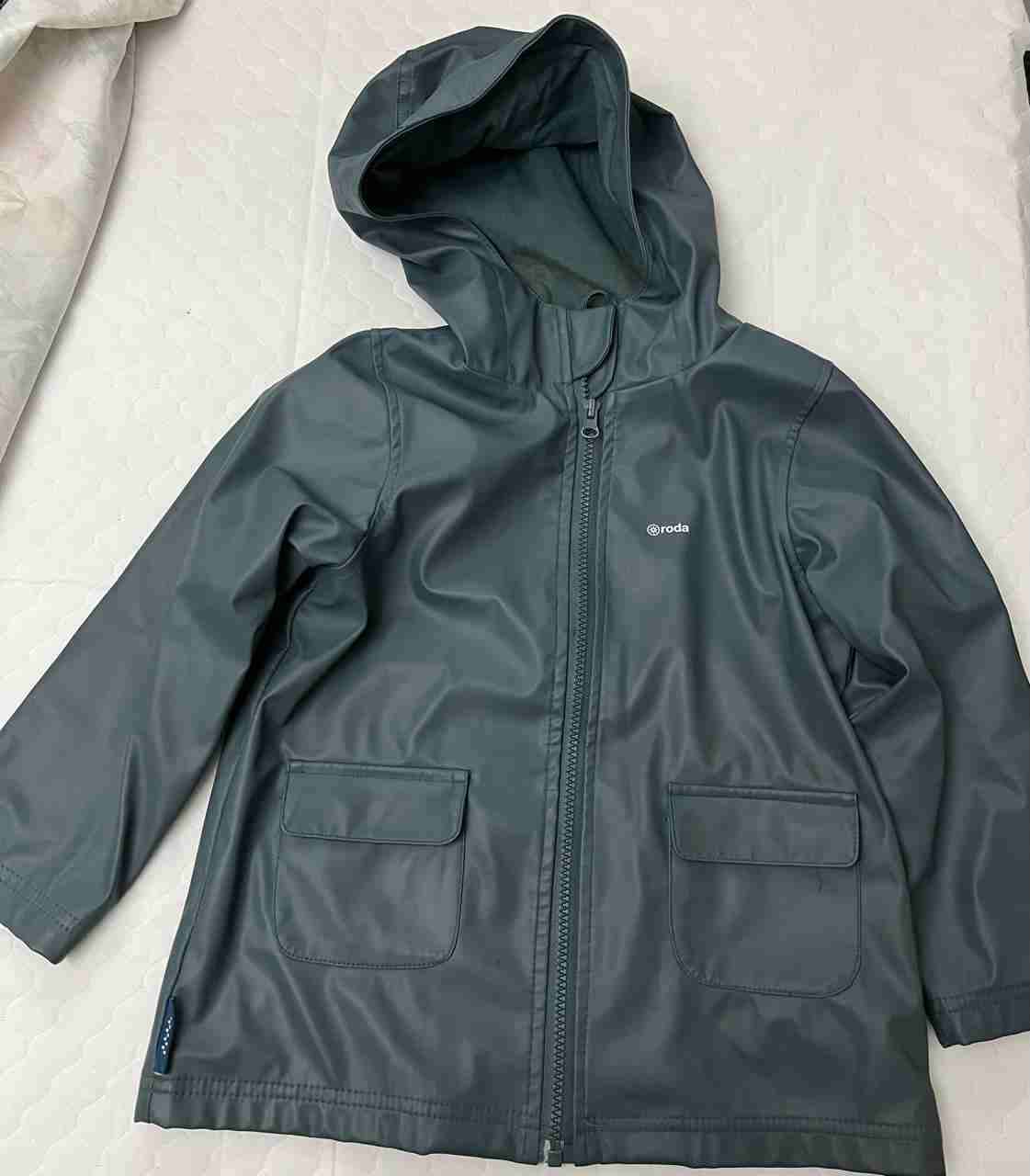 Chaqueta impermeable gris con capucha Chubasquera