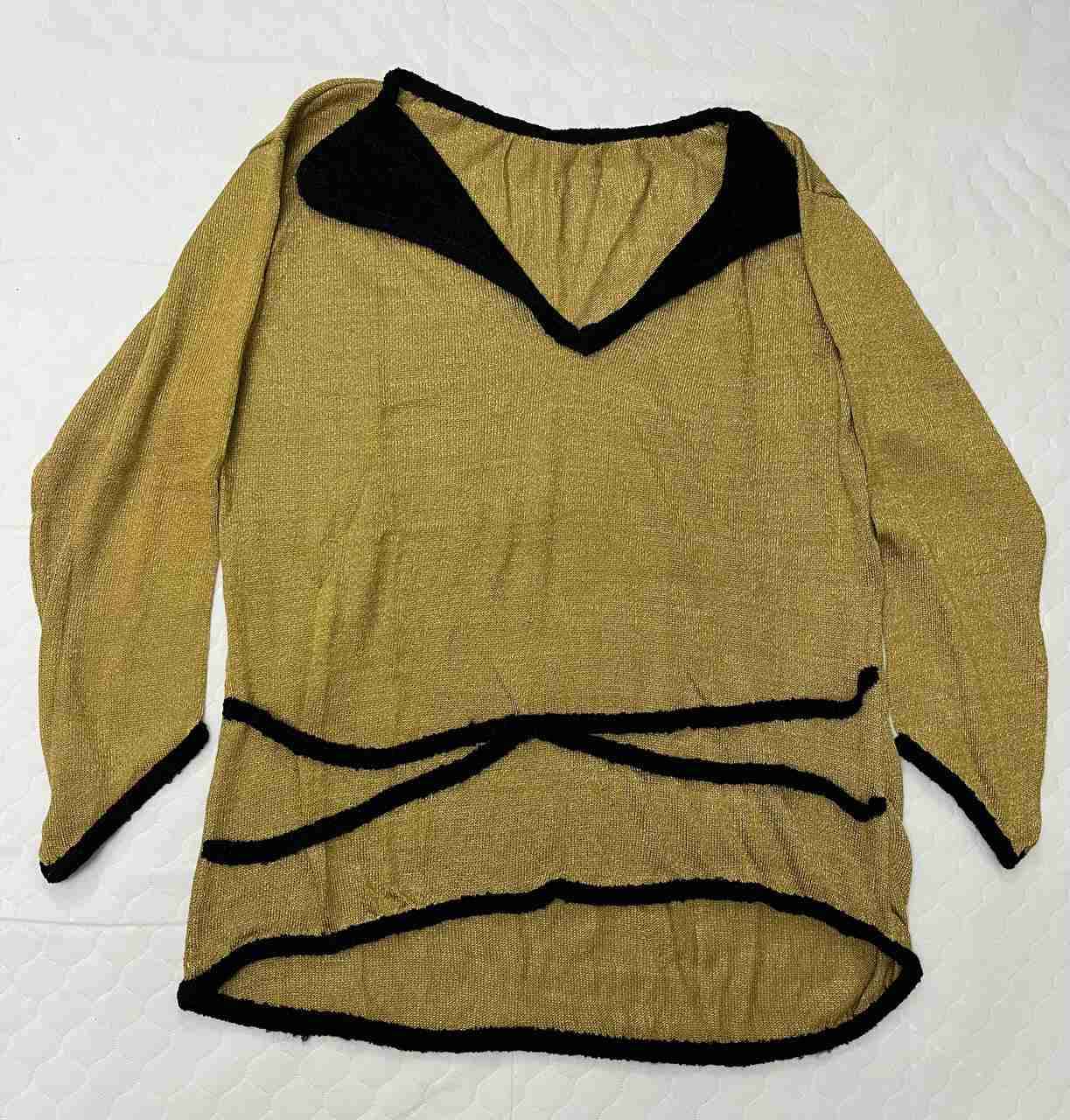 Suéter dorado con detalles negros