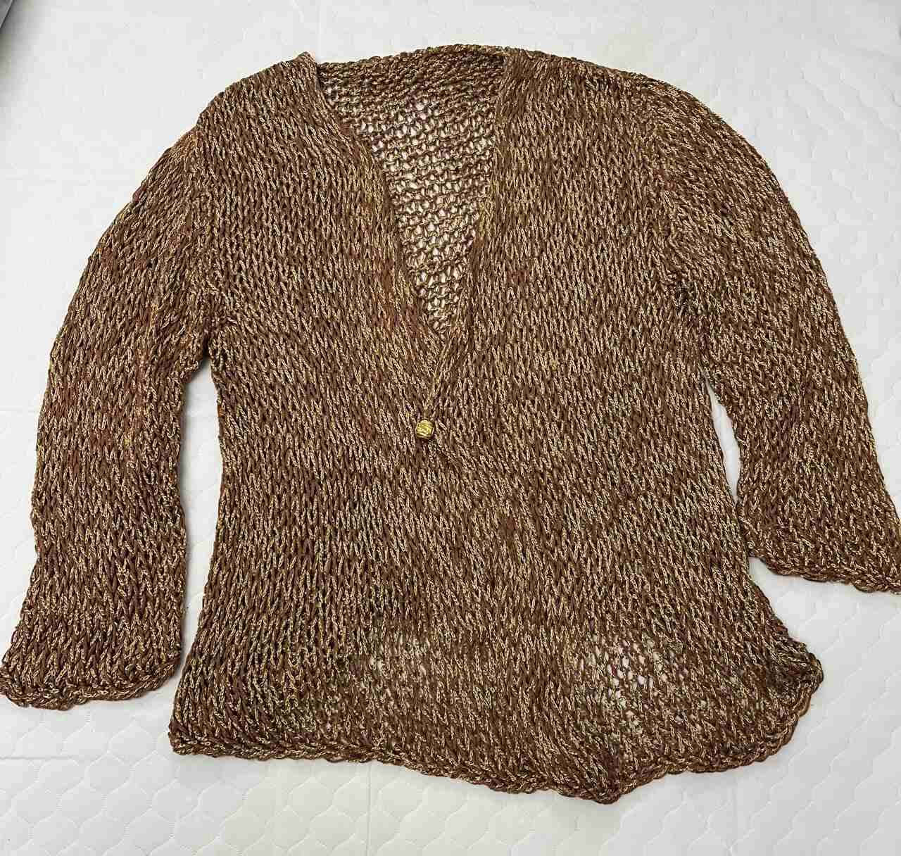 Suéter tejido marrón un botón