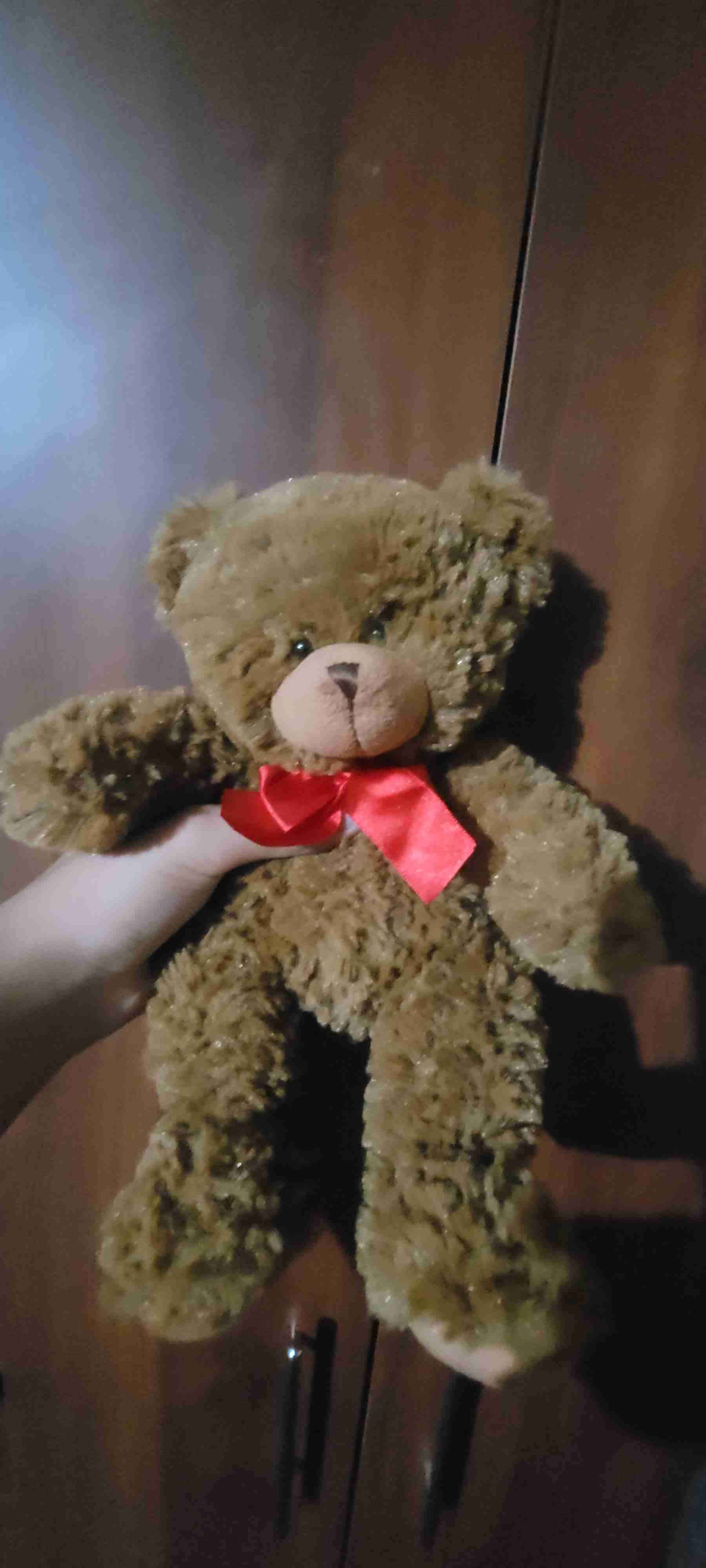 Oso de peluche marrón con moño