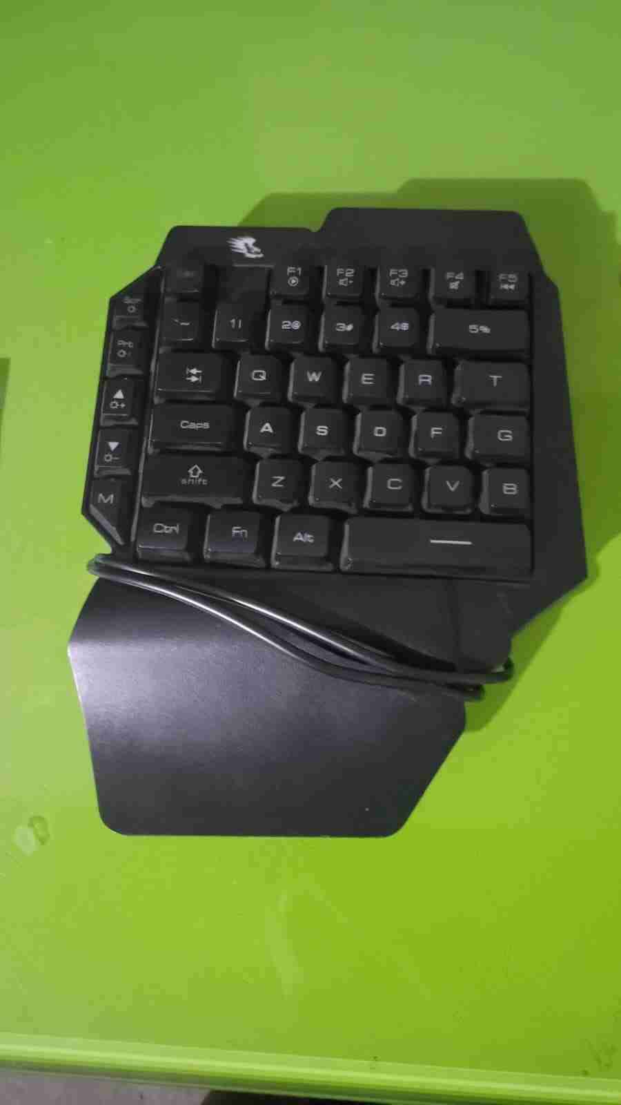 Teclado gaming negro compacto