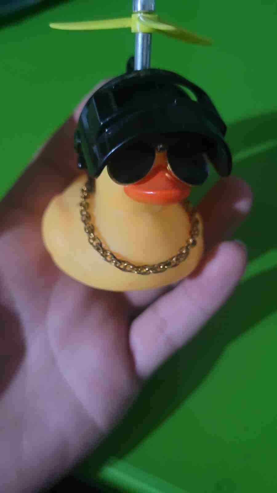 Pato de goma con hélice y gafas