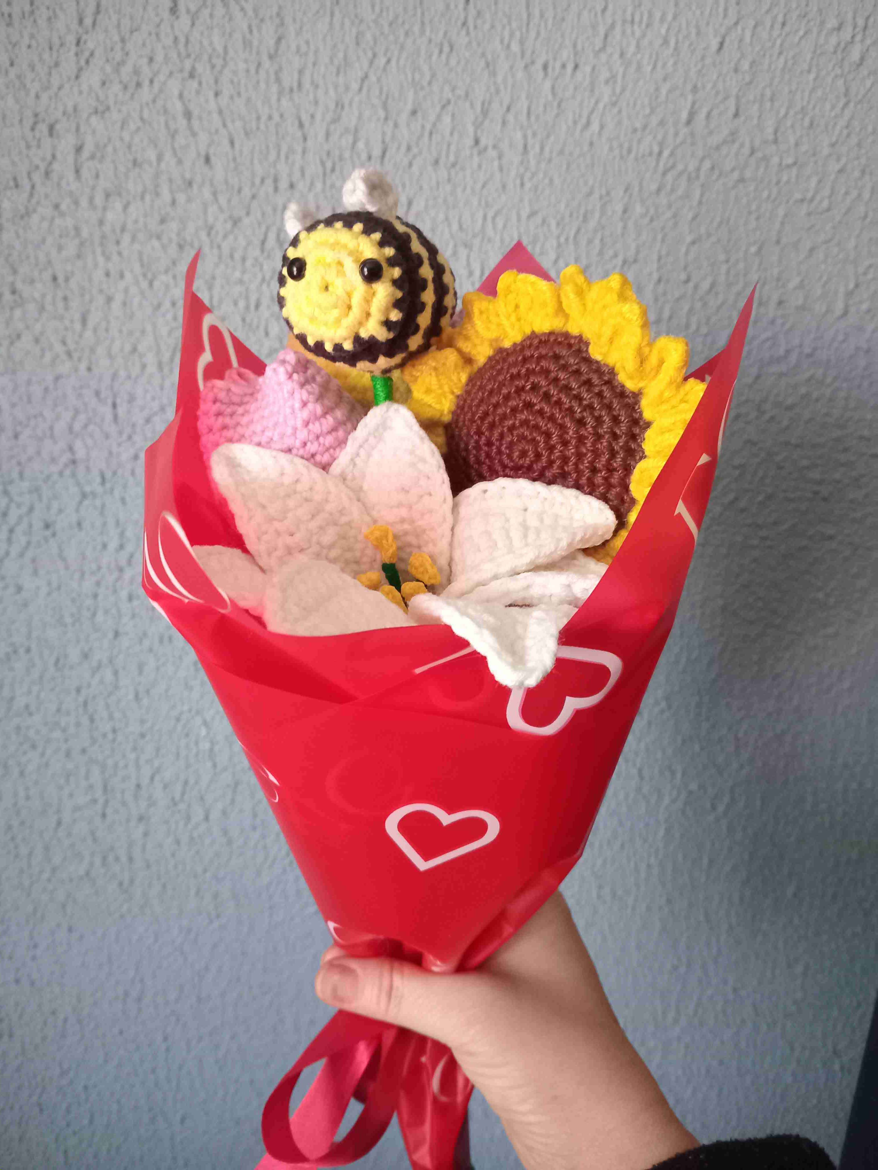 Ramo de flores crochet colorido - miniatura 2